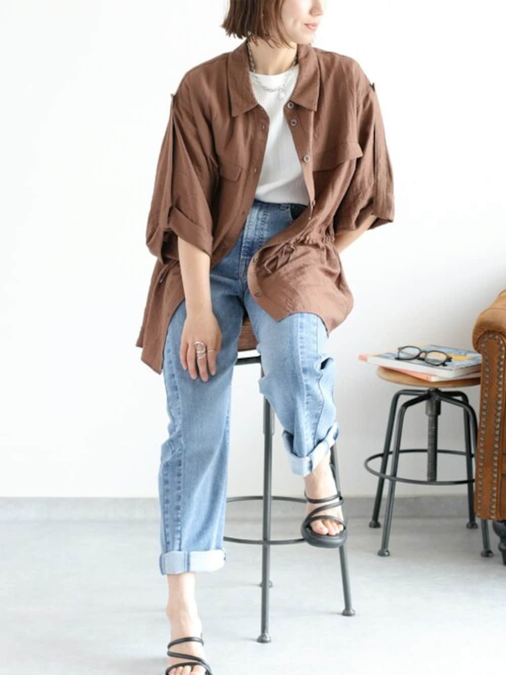 「真夏コーデ、テーマパークコーデ、デニム、カラーコーデ、サンダル、サファリシャツ、白Tシャツ、30代コーデ、40代ファッション、夏コーデ、夏、テーマパーク、夏服コーデ、ゆるシルエット、デニムパンツ」｜「cepoの〈接触冷感 / UVカット〉ICE デニム リメイクワイドストレートパンツ（デニムパンツ、ブルー系）」を使った、cepo公式さん（レディース・158cm）の夏コーディネートの1枚目の写真