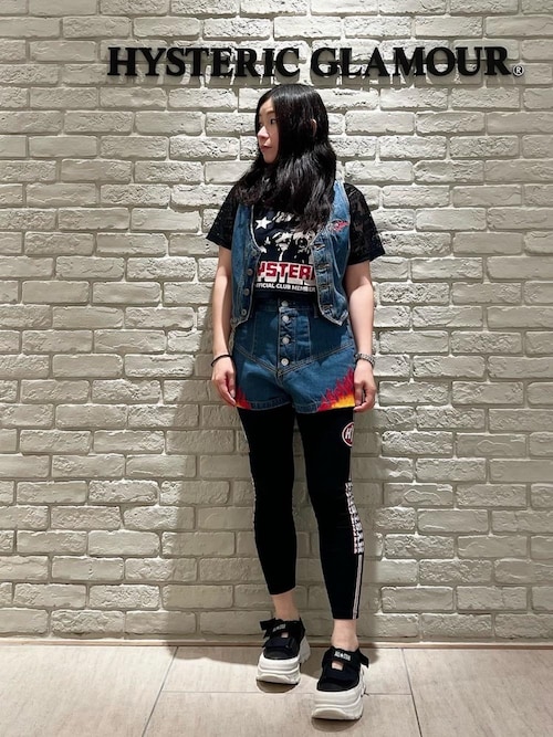【お早めに】 HYSTERIC GLAMOUR CAMERA CLUB ショート丈Tシャツ HYSTERIC GLAMOUR - CAMERA CLUB ショート丈Tシャツ / ブラック