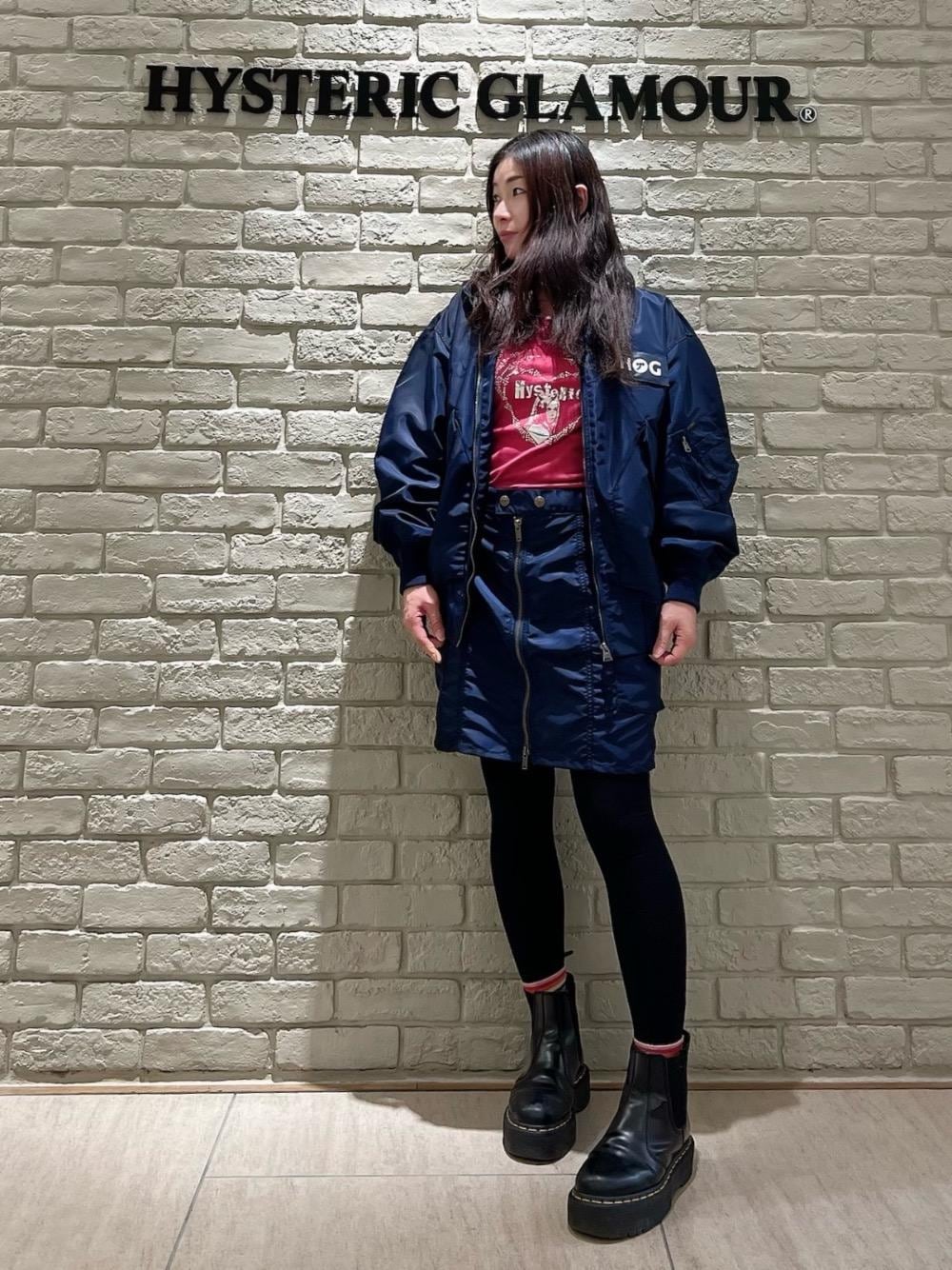 ピンク系のTシャツ/カットソー、ブルー系のミリタリージャケット、ブルー系のスカートを着用したレディースの秋コーディネートの1枚目の写真