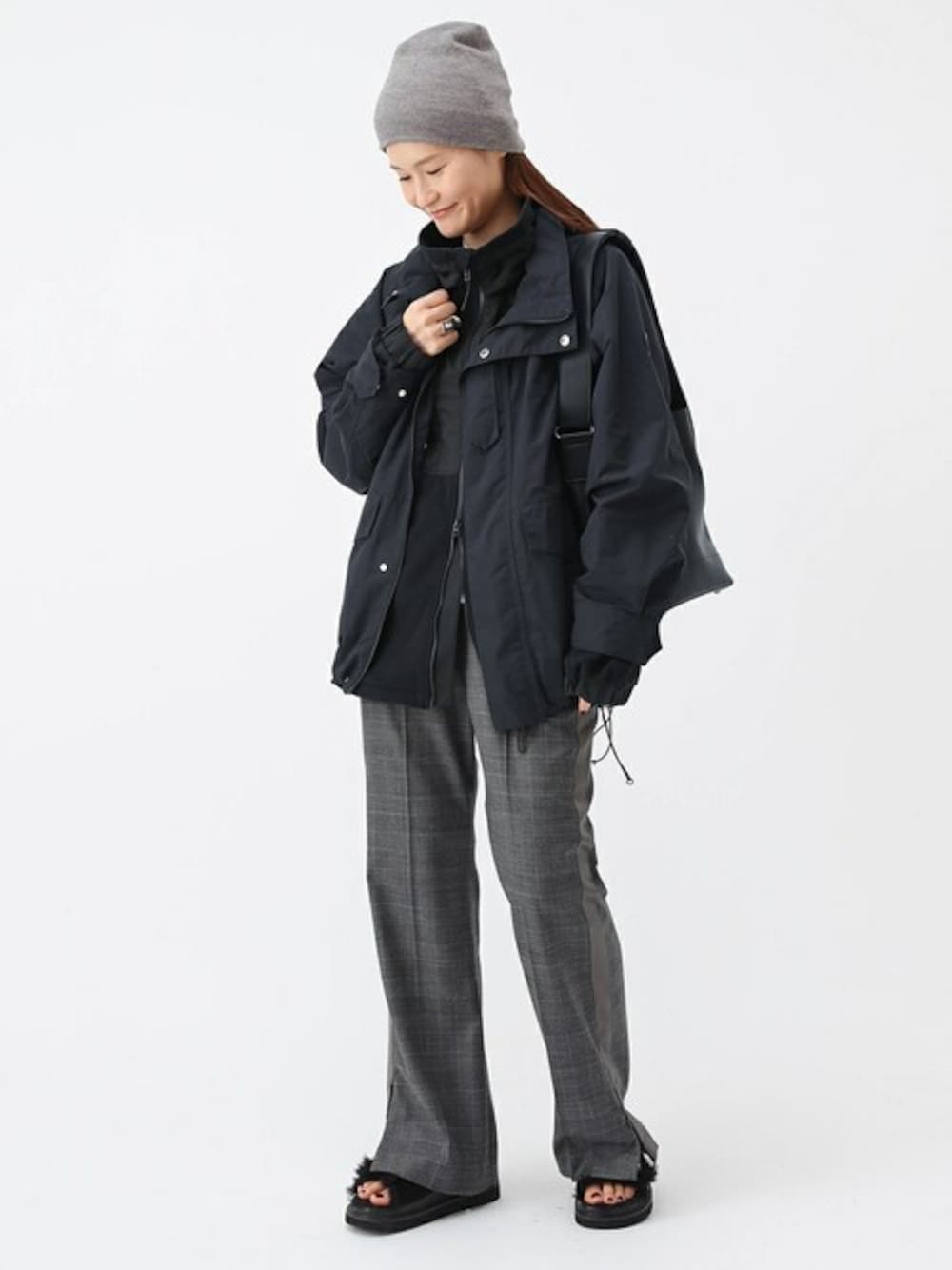 ブラック系のマウンテンパーカー、ブラック系のブルゾン、ブラック系のサンダルを着用したレディースの夏コーディネートの1枚目の写真