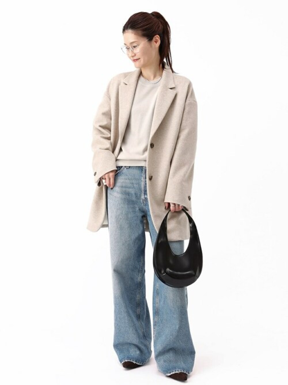 ベージュ系のその他アウター、ホワイト系のニット/セーターを着用したレディースの夏コーディネートの1枚目の写真