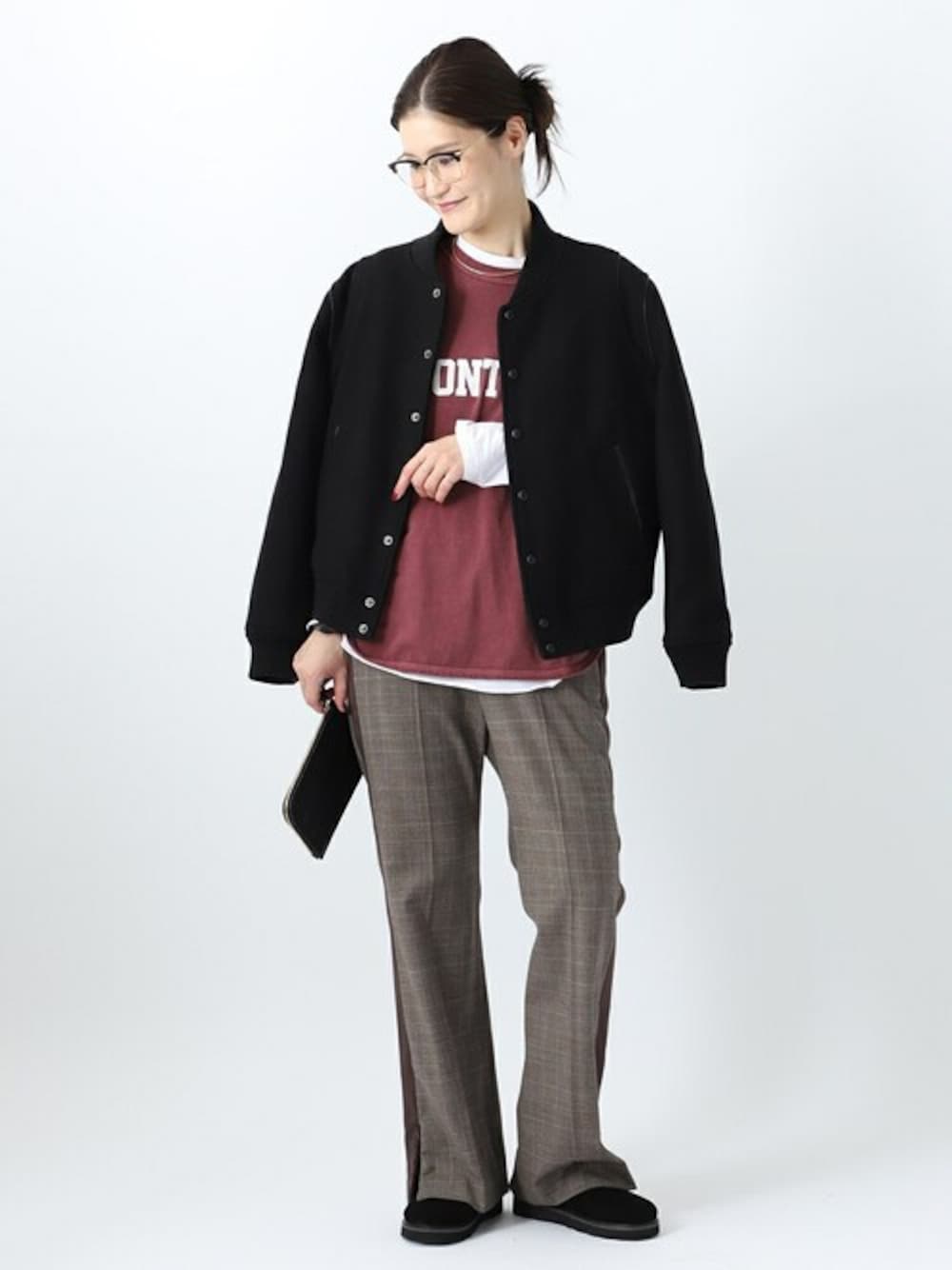 レッド系のTシャツ/カットソー、ブラック系のスタジャン、ブラウン系のスラックスを着用したレディースの秋コーディネートの1枚目の写真