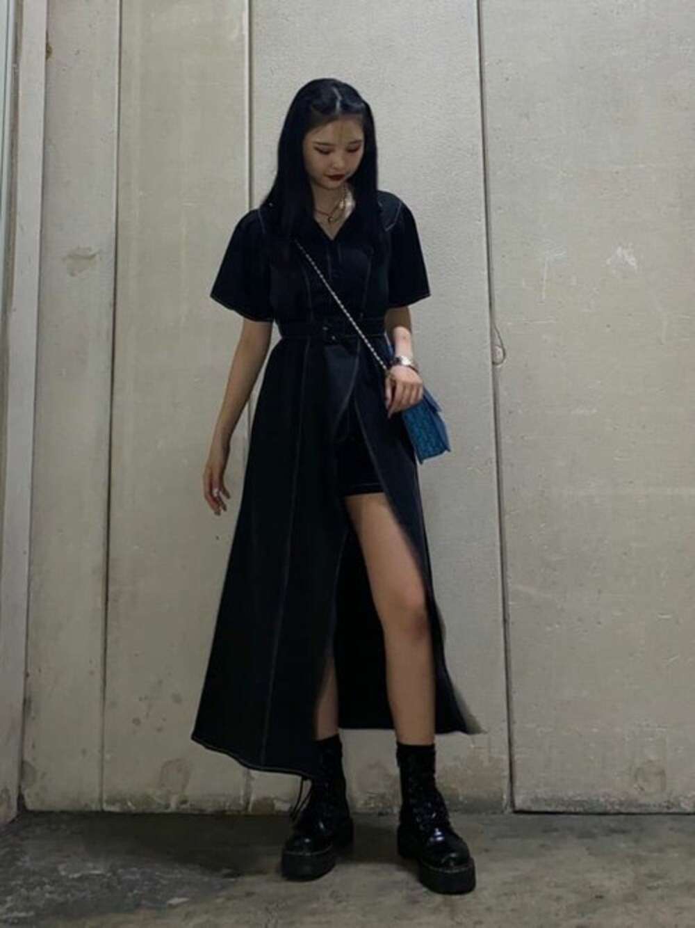 ブラック系のワンピース、ブルー系のハンドバッグ、シルバー系のブレスレットを着用したレディースの夏コーディネートの1枚目の写真