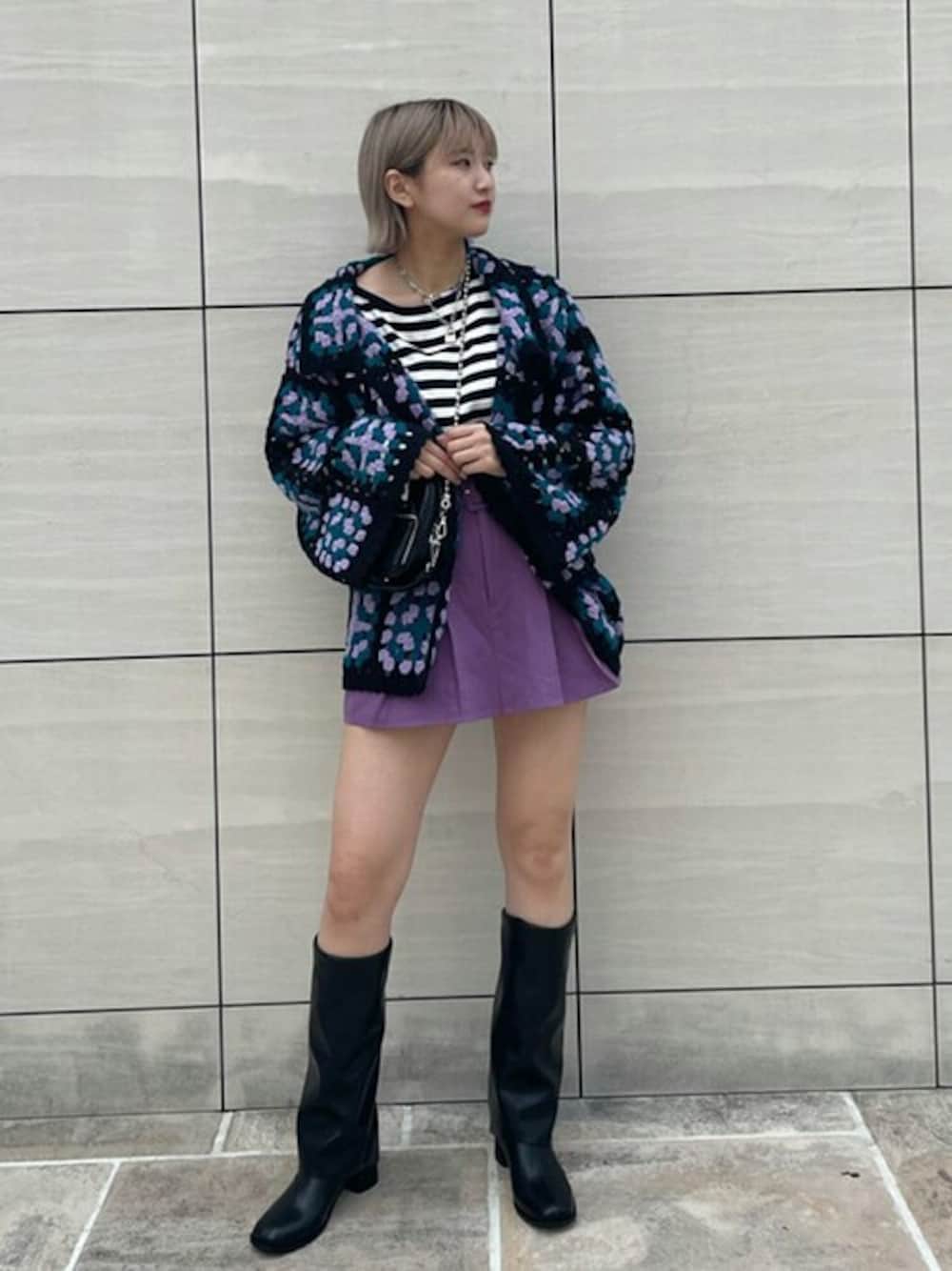 パープル系のその他パンツ、ブラック系のカーディガン/ボレロ、ブラック系のTシャツ/カットソーを着用したレディースの夏コーディネートの1枚目の写真