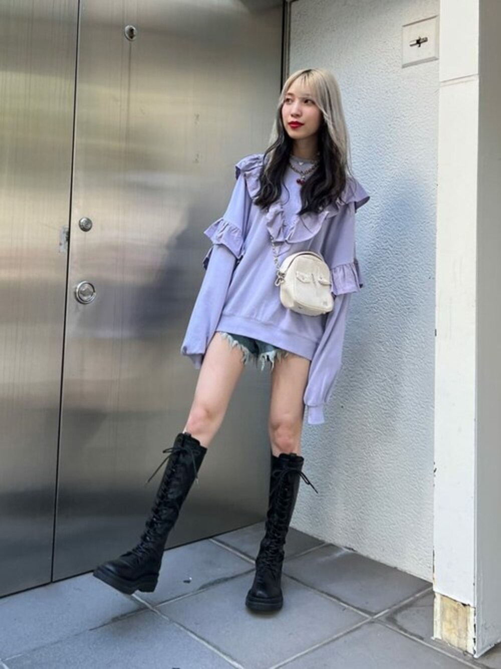 パープル系のTシャツ/カットソー、ブラック系のブーツ、シルバー系のネックレスを着用したレディースの秋コーディネートの1枚目の写真