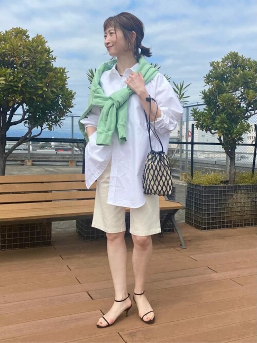 「ハーフパンツ、シャツスタイル、カジュアルコーデ、肩掛けスタイル、カラー×コーデ」｜「Spick & Spanのコットンストレッチハーフパンツ（その他パンツ、ホワイト系）」を使った、Yukoさん（レディース・160cm）の春コーディネートの1枚目の写真