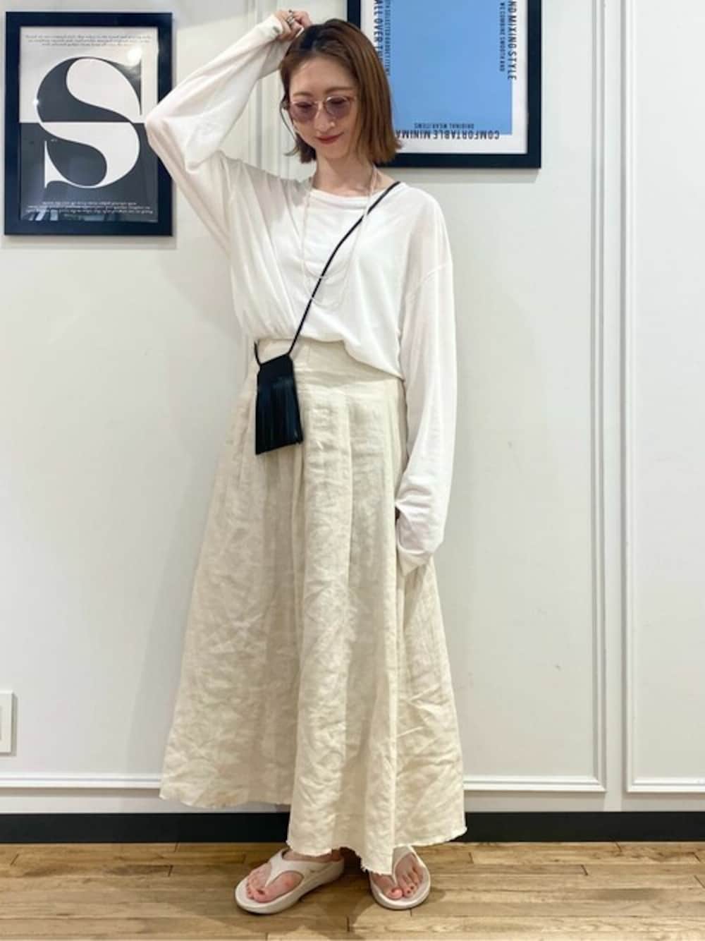 「スカート、大人カジュアル、サンダル、アイウェア、ディリー、40代ファッション、イエローベース、骨格ウェーブ」｜「Spick & Spanの【PROTAGONISTA/プロタゴニスタ】BACK LOGO LONG SLEEVE-TEE / ロゴロンT（Tシャツ/カットソー、ホワイト系）」を使った、Yukoさん（レディース・160cm）の春コーディネートの1枚目の写真