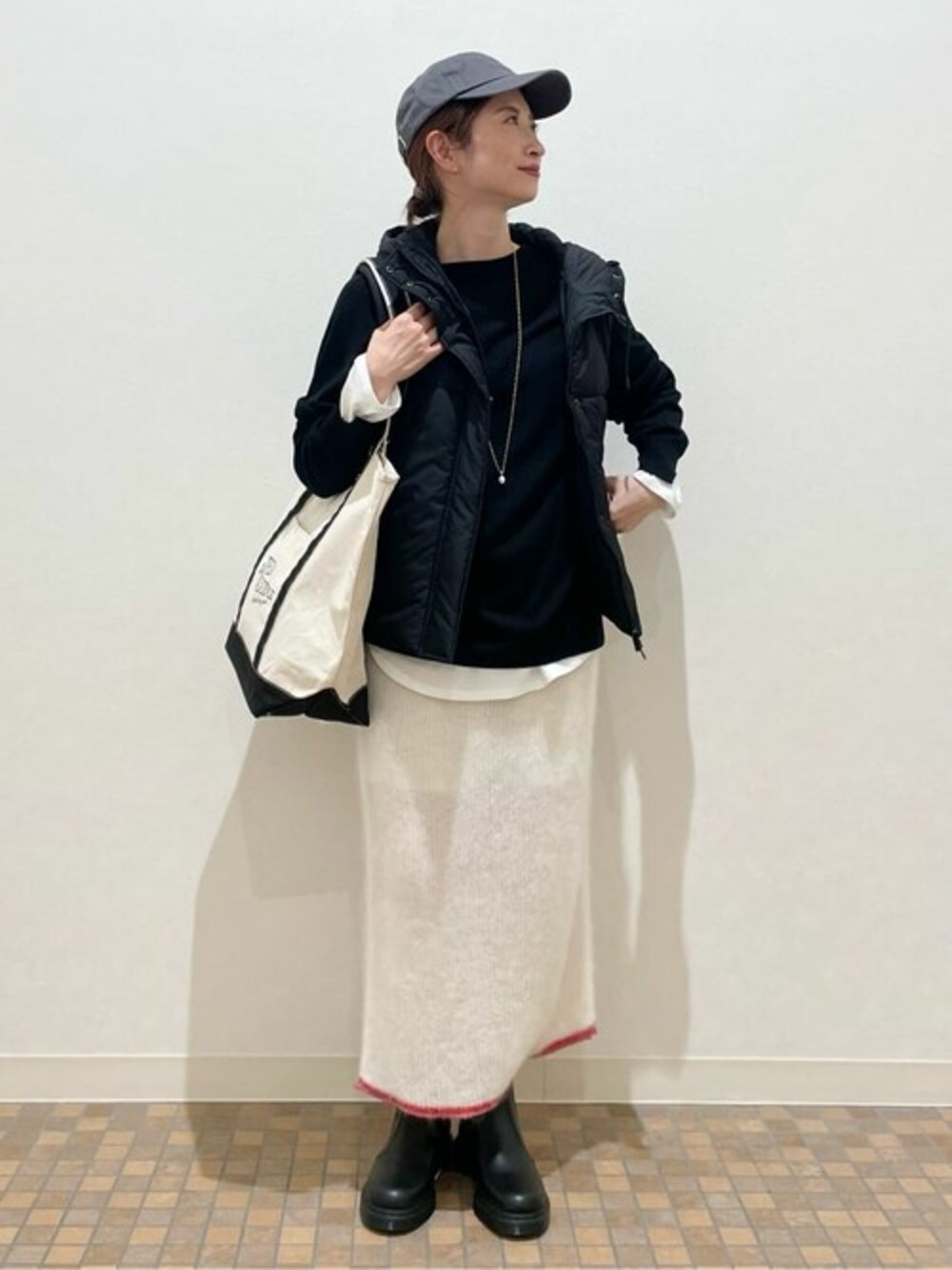 「ベスト、大人カジュアル、スピック＆スパン、Spick & Span(Spick & Span)、40代、骨格ウェーブ、イエベ」｜「STUMBLYの【STUMBLY/スタンブリー】 パデッドフーディベスト（ダウンベスト、ブラック系）」を使った、Yukoさん（レディース・160cm）の秋コーディネートの1枚目の写真