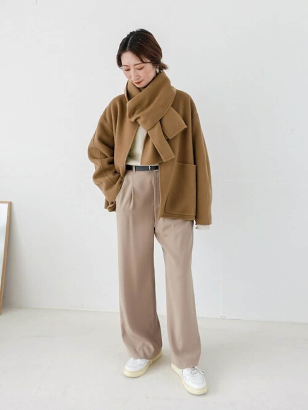 「スニーカー、ワントーンコーデ、ウールコート、冬コーデ、キャメル、ワイドパンツ、スピック＆スパン、Spick & Span(Spick & Span)、40代ファッション」｜「Spick & Spanの《追加》ビーバーストール付きショートコート（ノーカラーコート、ベージュ系）」を使った、Yukoさん（レディース・160cm）の秋コーディネートの1枚目の写真
