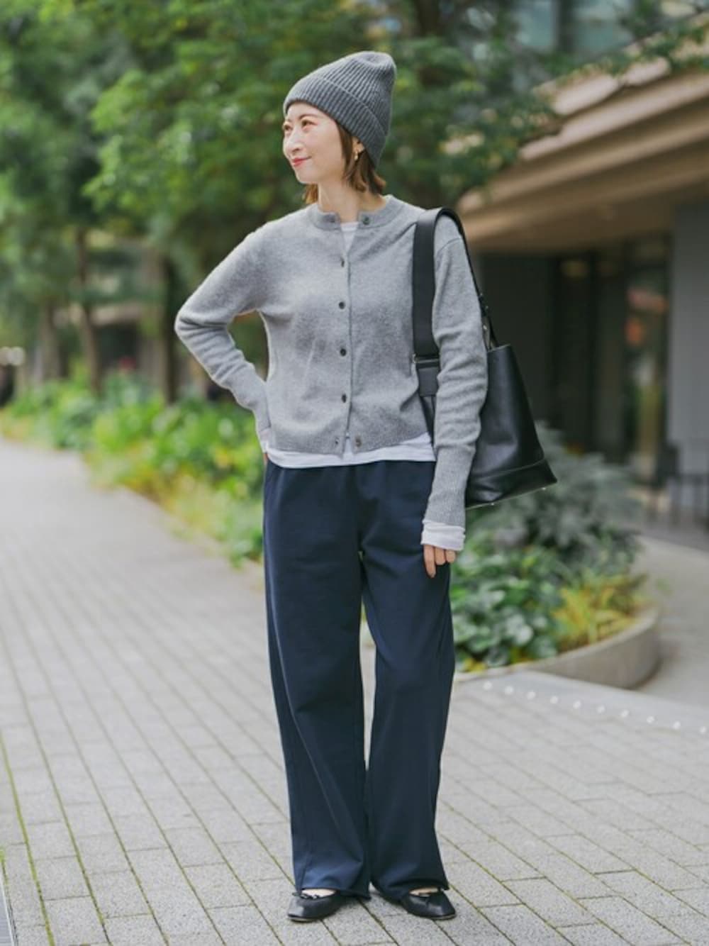 「スウェットパンツ、カーディガン、冬コーデ、スピック＆スパン、Spick & Span(Spick & Span)、秋コーデ、シアートップス、40代ファッション、イエベ秋」｜「Spick & Spanの《追加3》シアーボートネックプルオーバー（Tシャツ/カットソー、ホワイト系）」を使った、Yukoさん（レディース・160cm）の秋コーディネートの1枚目の写真