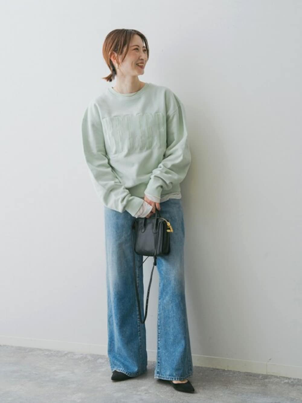 「スウェット、デニム、ワイドパンツ、ペールトーン、スピック＆スパン、ワイドデニム、Spick & Span(Spick & Span)、シアートップス、40代ファッション、イエベ秋」｜「Spick & Spanの《追加3》シアーボートネックプルオーバー（Tシャツ/カットソー、ホワイト系）」を使った、Yukoさん（レディース・160cm）の秋コーディネートの1枚目の写真