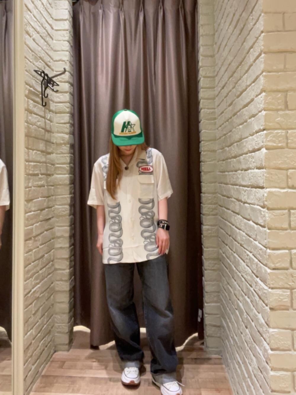 「デニム、キャップ、ヒステリックグラマー、HYSTERIC GLAMOUR、シャツ 」｜「HYSTERIC GLAMOURのHYSTERIC HELLワッペン オープンカラーシャツ（シャツ/ブラウス、ホワイト系）」を使った、ヵさん（レディース・155cm）の夏コーディネートの1枚目の写真