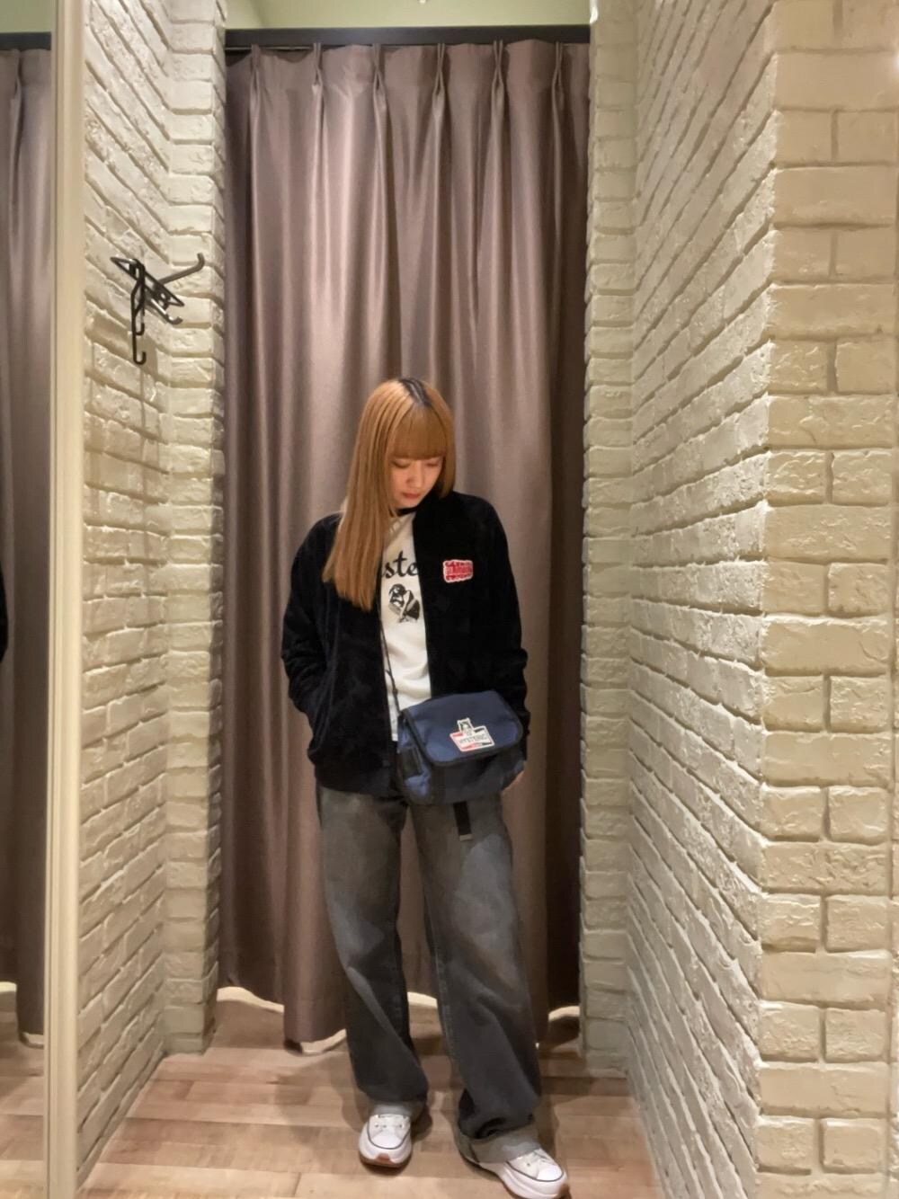 「デニム、Tシャツ、バッグ、ライトアウター、ヒステリックグラマー、秋コーデ、HYSTERIC GLAMOUR、ジャケット 」｜「HYSTERIC GLAMOURのHYSTERIC LOUNGE NYC Tシャツ（Tシャツ/カットソー、ホワイト系）」を使った、ヵさん（レディース・155cm）の秋コーディネートの1枚目の写真