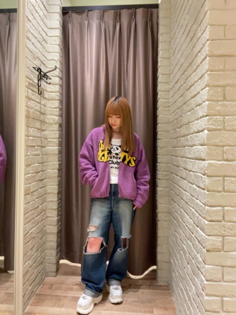 「デニム、ロンT、バックプリント、ヒステリックグラマー、HYSTERIC GLAMOUR」｜「HYSTERIC GLAMOURのHYSTERIC CLUB チビTシャツ（Tシャツ/カットソー、ホワイト系）」を使った、ヵさん（レディース・155cm）の秋コーディネートの1枚目の写真