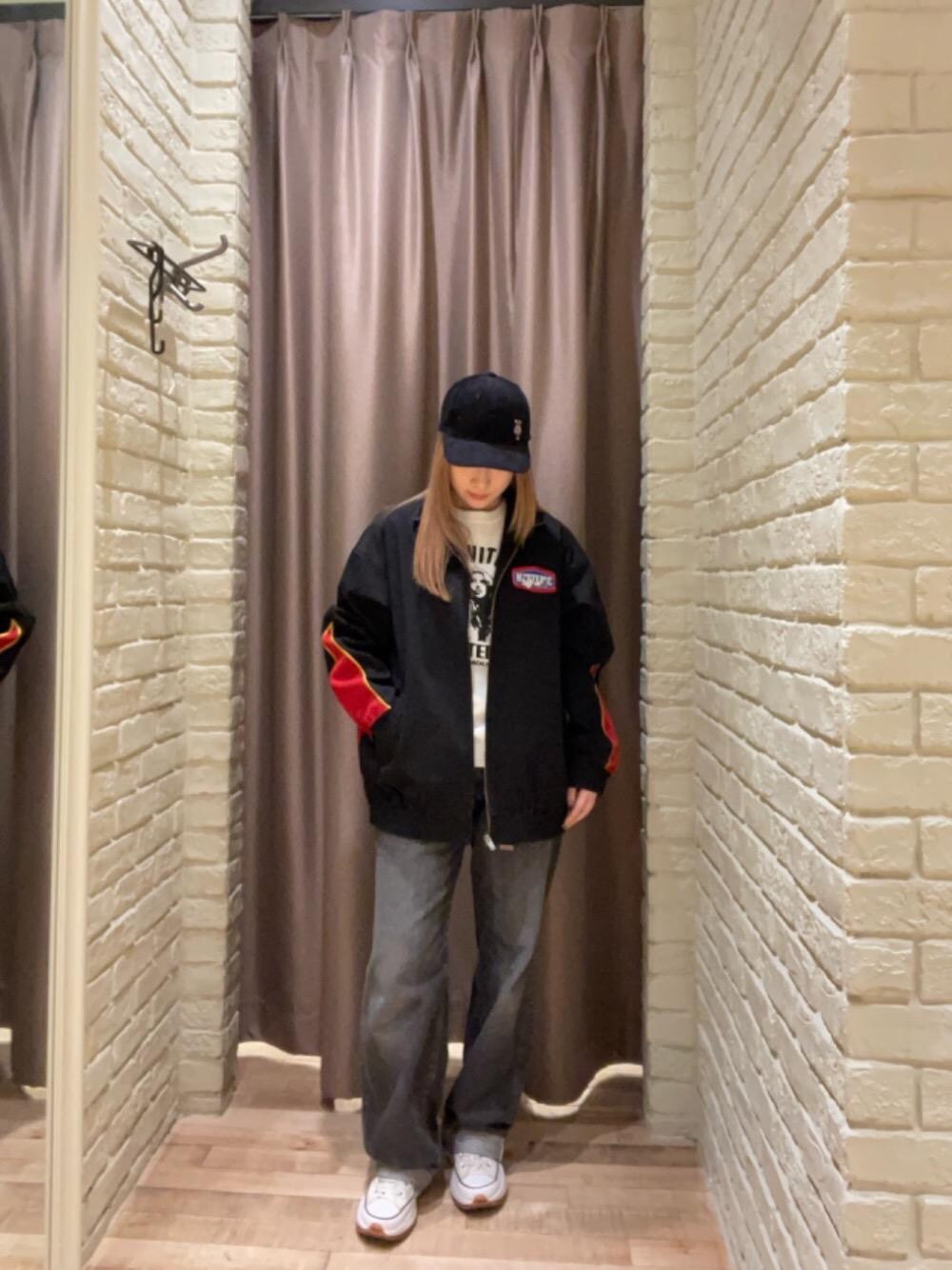 「デニム、キャップ、Tシャツ、バックプリント、ヒステリックグラマー、秋コーデ、HYSTERIC GLAMOUR、ジャケット 」｜「HYSTERIC GLAMOURのROCK W YOU Tシャツ（Tシャツ/カットソー、ホワイト系）」を使った、ヵさん（レディース・155cm）の秋コーディネートの1枚目の写真