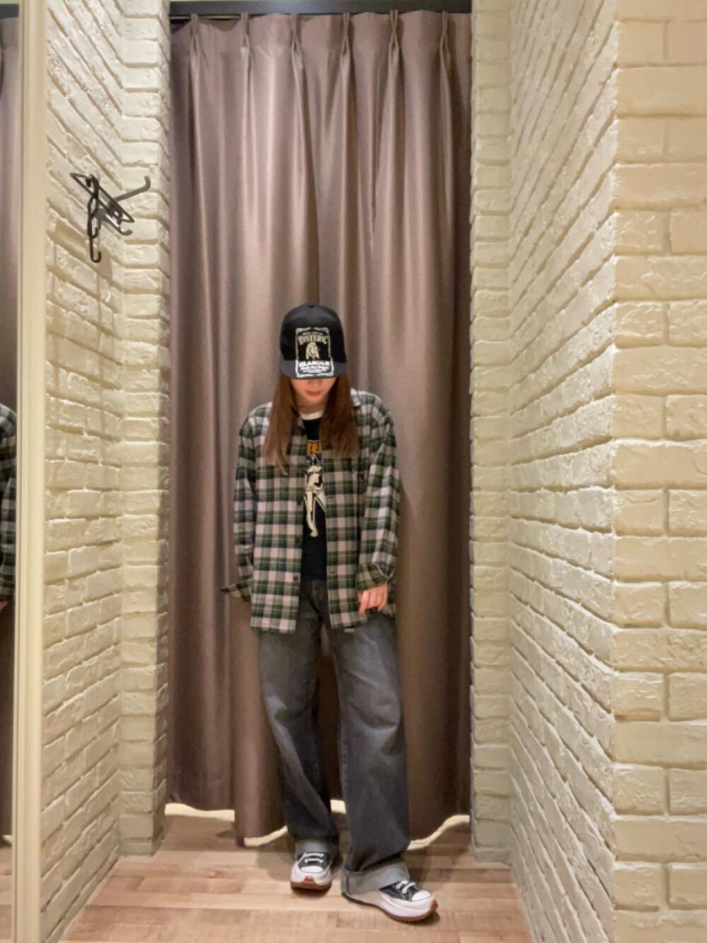「デニム、キャップ、ヒステリックグラマー、HYSTERIC GLAMOUR、シャツ 」｜「HYSTERIC GLAMOURのHYS WHISKY刺繍 キャップ（キャップ、ブラック系）」を使った、ヵさん（レディース・155cm）の秋コーディネートの1枚目の写真