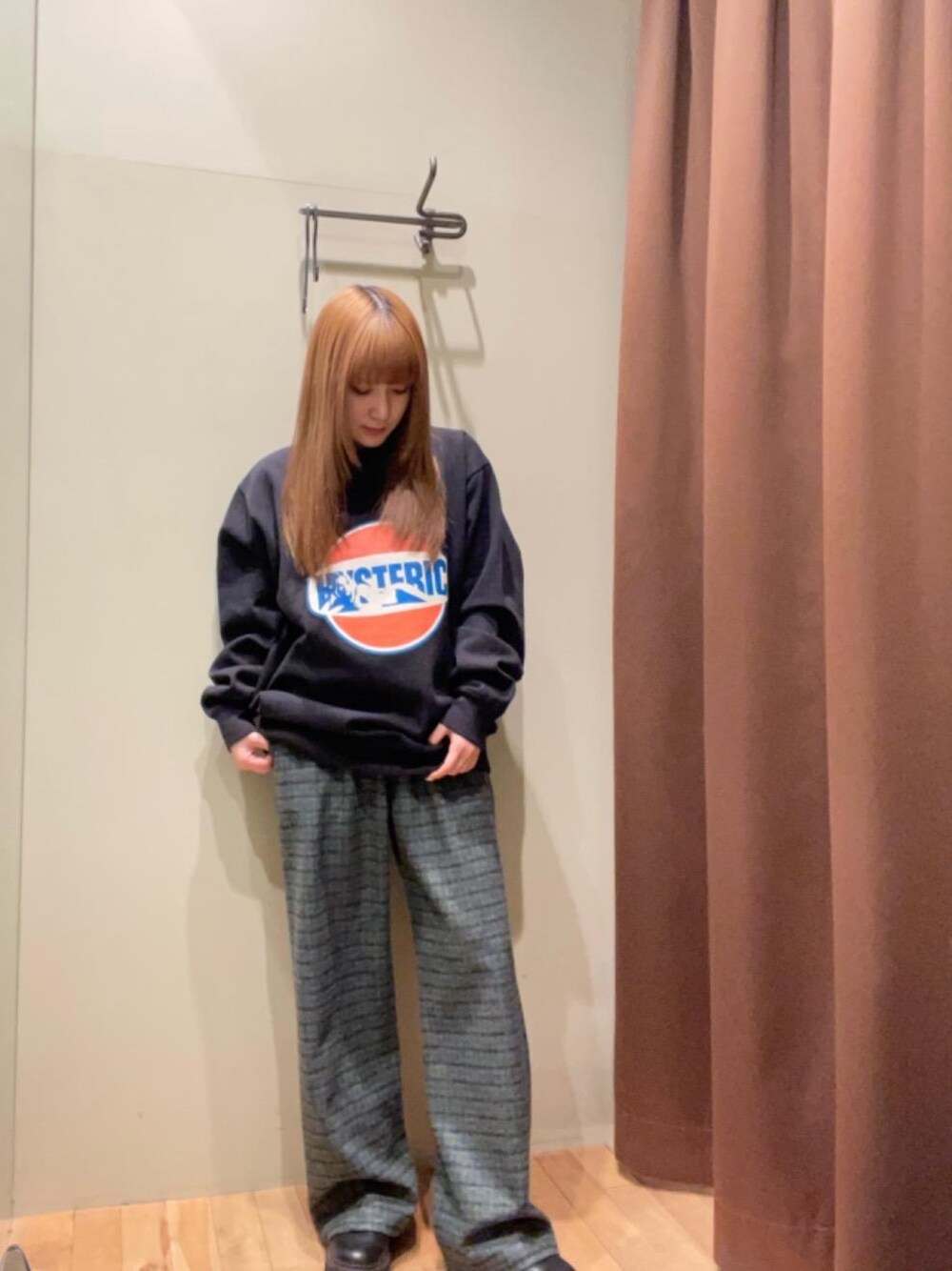 「スウェット、ヒステリックグラマー、秋コーデ、HYSTERIC GLAMOUR、ワイドパンツ 」｜「HYSTERIC GLAMOURのワイドパンツ（その他パンツ、グリーン系）」を使った、ヵさん（レディース・155cm）の秋コーディネートの1枚目の写真
