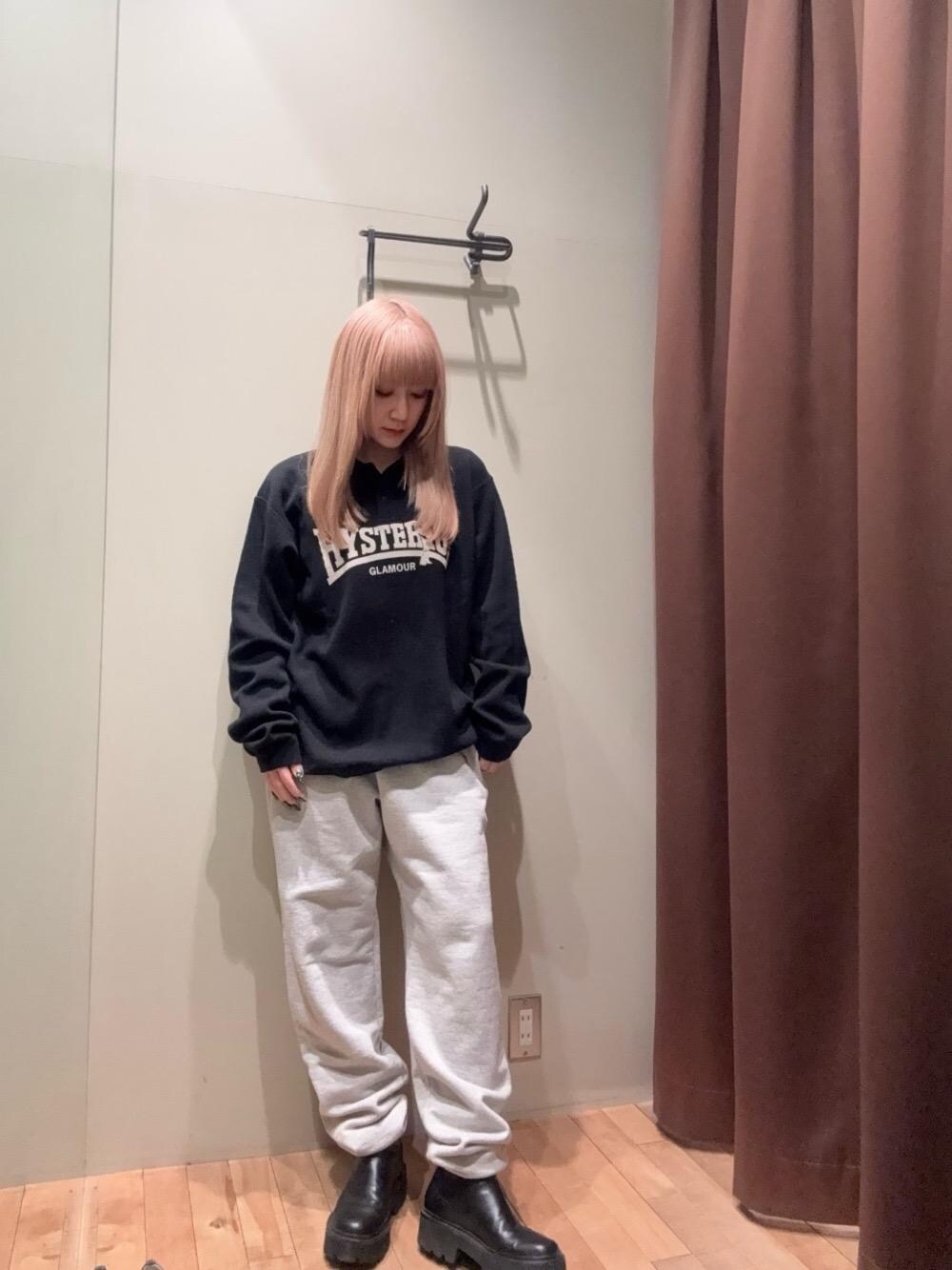 「スウェット、ラフコーデ、ヒステリックグラマー、HYSTERIC GLAMOUR、シャツ 」｜「HYSTERIC GLAMOURのCOMPRESSION LOGO シャツ（Tシャツ/カットソー、ブラック系）」を使った、ヵさん（レディース・155cm）の冬コーディネートの1枚目の写真