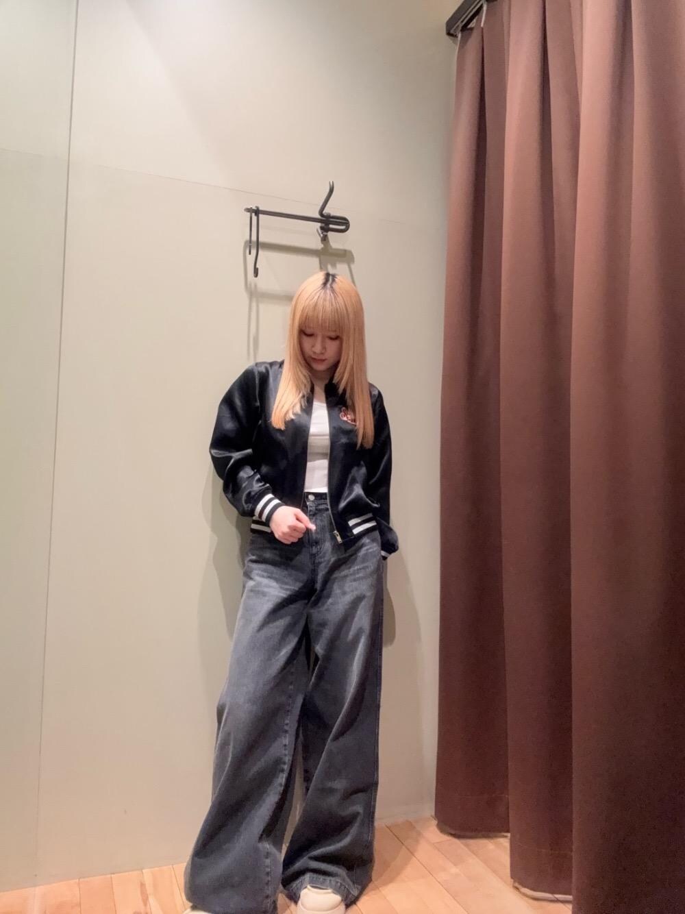 「デニム、バックプリント、ヒステリックグラマー、HYSTERIC GLAMOUR、ワイドパンツ 、ジャケット 」｜「HYSTERIC GLAMOURのデニムワイドパンツ（デニムパンツ、ブラック系）」を使った、ヵさん（レディース・155cm）の冬コーディネートの1枚目の写真