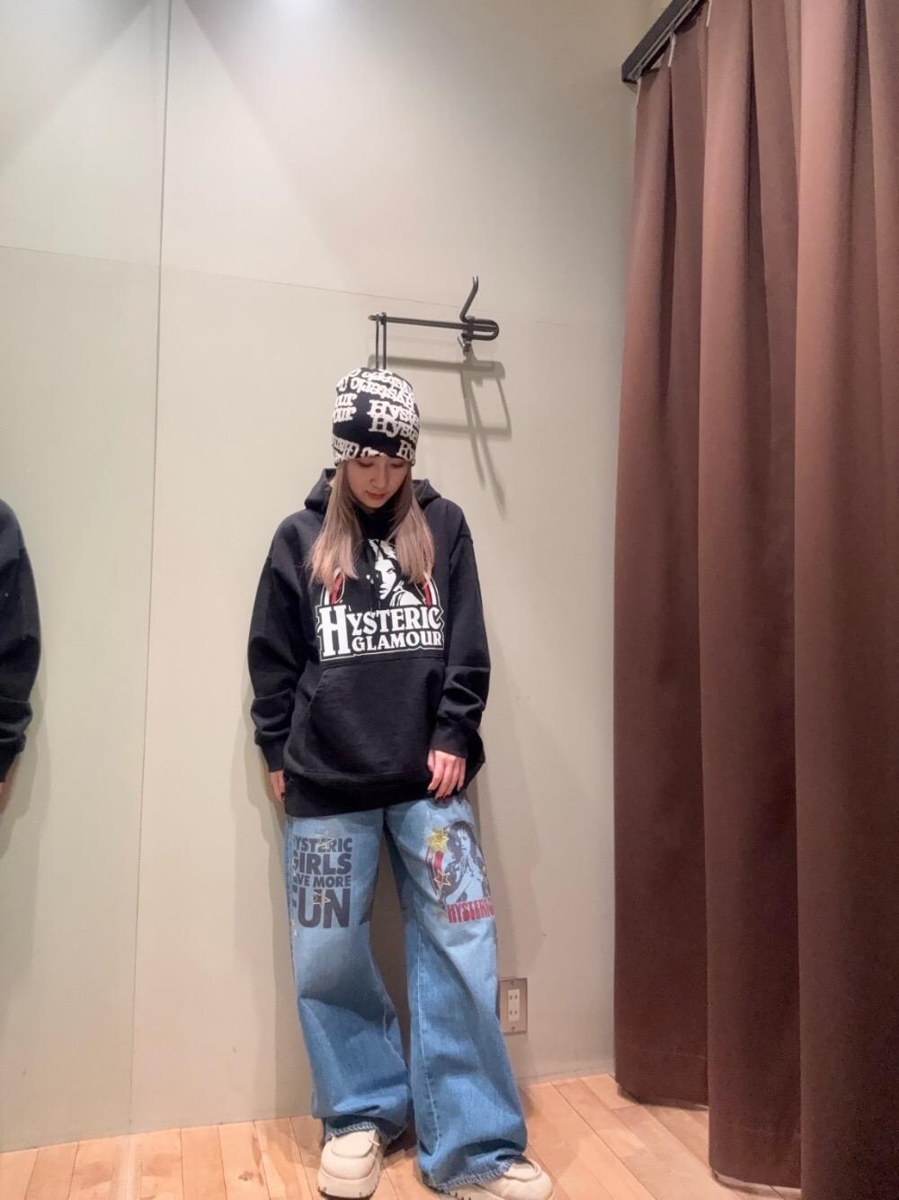 「デニム、キャップ、パーカー、総柄、ヒステリックグラマー、HYSTERIC GLAMOUR、ワイドパンツ 」｜「HYSTERIC GLAMOURのWOMAN BANANA ワイドデニムパンツ（デニムパンツ、ブルー系）」を使った、ヵさん（レディース・155cm）の冬コーディネートの1枚目の写真