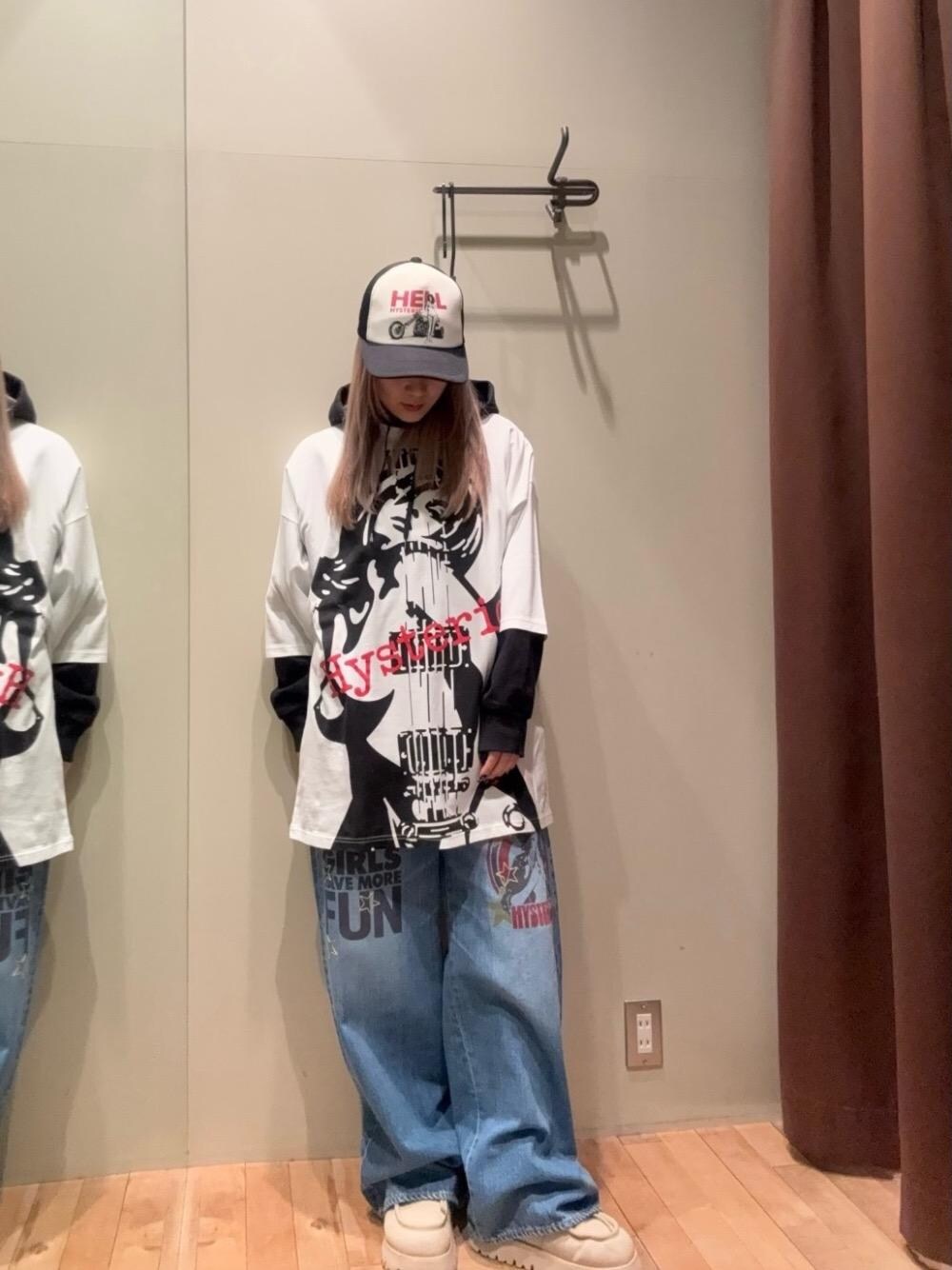 「デニム、キャップ、パーカー、Tシャツ、ヒステリックグラマー、HYSTERIC GLAMOUR、ワイドパンツ 、ワンピ―ス」｜「HYSTERIC GLAMOURのWOMAN BANANA ワイドデニムパンツ（デニムパンツ、ブルー系）」を使った、ヵさん（レディース・155cm）の冬コーディネートの1枚目の写真