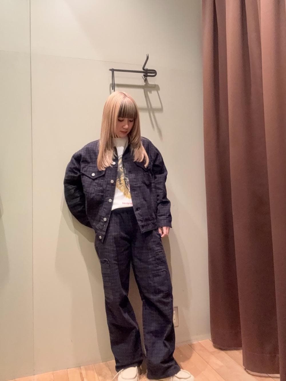 「セットアップ、Tシャツ、総柄、ヒステリックグラマー、HYSTERIC GLAMOUR、ジャケット 」｜「HYSTERIC GLAMOURのTYPE LOGO チェックトラッカージャケット（その他アウター、ブラック系）」を使った、ヵさん（レディース・155cm）の冬コーディネートの1枚目の写真
