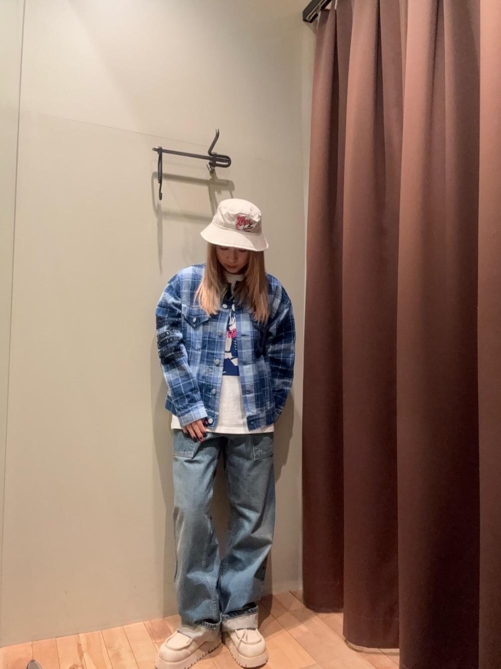 「デニム、Tシャツ、ハット、総柄、ヒステリックグラマー、HYSTERIC GLAMOUR、ジャケット 」｜「HYSTERIC GLAMOURのブッシュデニムパンツ（デニムパンツ、ブルー系）」を使った、ヵさん（レディース・155cm）の冬コーディネートの1枚目の写真