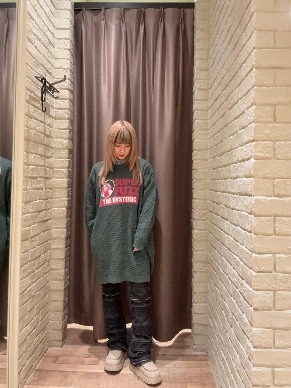 「デニム、フレアパンツ、ヒステリックグラマー、HYSTERIC GLAMOUR、シャツ 、ワンピ―ス」｜「HYSTERIC GLAMOURのスクラッチフレアデニムパンツ（デニムパンツ、ブラック系）」を使った、ヵさん（レディース・155cm）の冬コーディネートの1枚目の写真