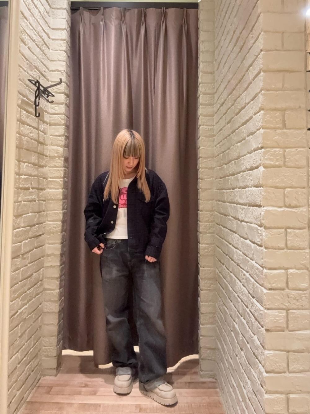 「デニム、Tシャツ、総柄、ヒステリックグラマー、HYSTERIC GLAMOUR、ジャケット 」｜「HYSTERIC GLAMOURのルーズストレートデニムパンツ（デニムパンツ、ブラック系）」を使った、ヵさん（レディース・155cm）の冬コーディネートの1枚目の写真