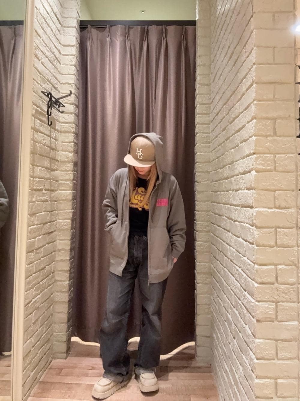 ブラック系のデニムパンツ、グリーン系のパーカー、ブラック系のTシャツ/カットソーを着用したレディースの冬コーディネートの1枚目の写真