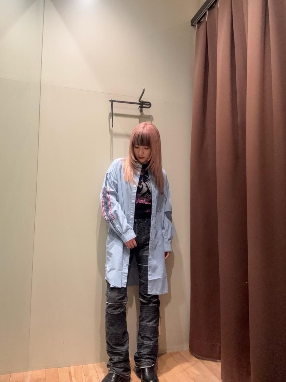 「デニム、Tシャツ、フレアパンツ、ヒステリックグラマー、HYSTERIC GLAMOUR、シャツ 、ニット 」｜「HYSTERIC GLAMOURのスクラッチフレアデニムパンツ（デニムパンツ、ブラック系）」を使った、ヵさん（レディース・155cm）の春コーディネートの1枚目の写真