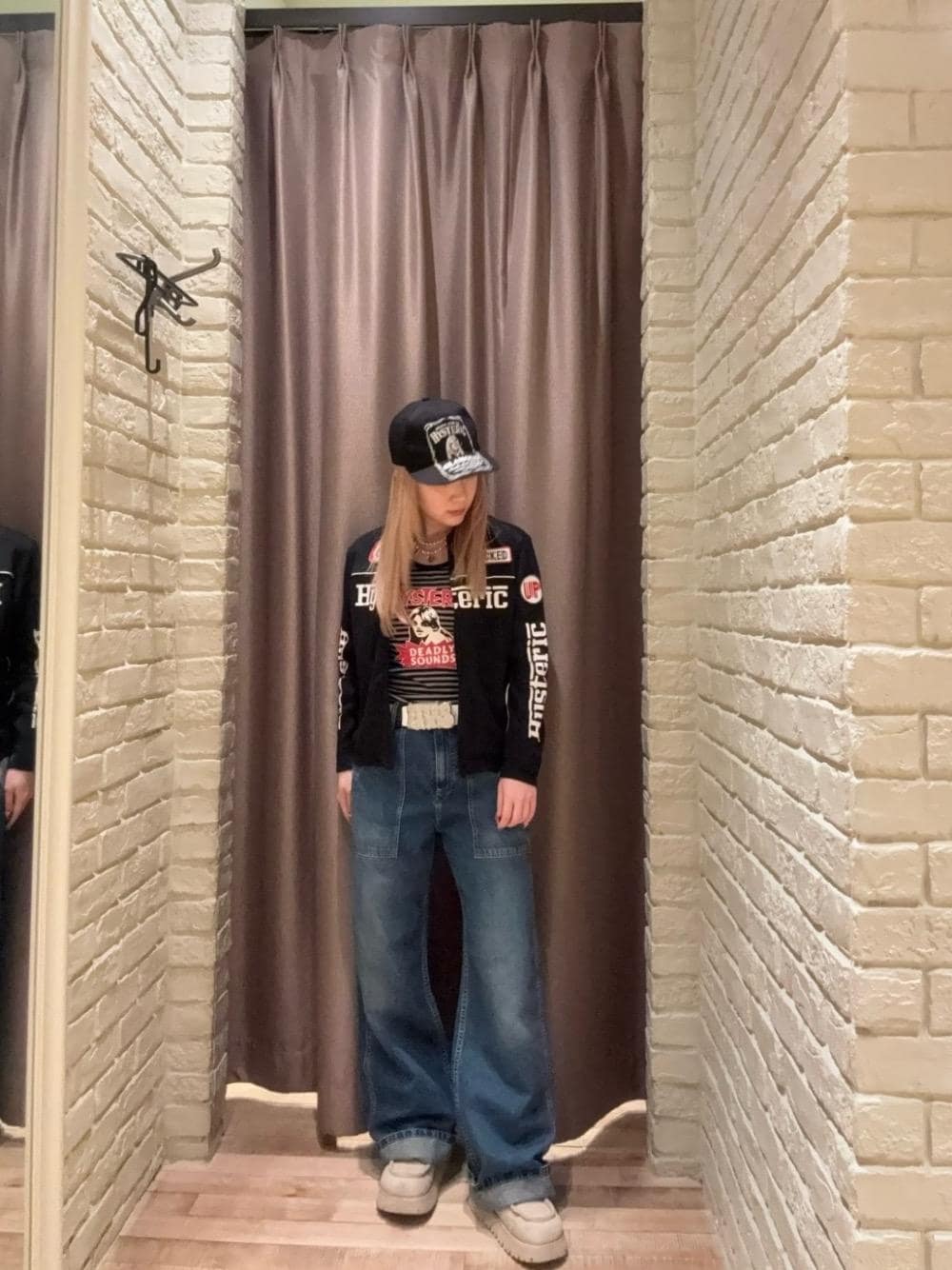 「デニム、キャップ、アクセサリー、タンクトップ、ヒステリックグラマー、HYSTERIC GLAMOUR、ジャケット 」｜「HYSTERIC GLAMOURのHYS WHISKY刺繍 キャップ（キャップ、ブラック系）」を使った、ヵさん（レディース・155cm）の春コーディネートの1枚目の写真