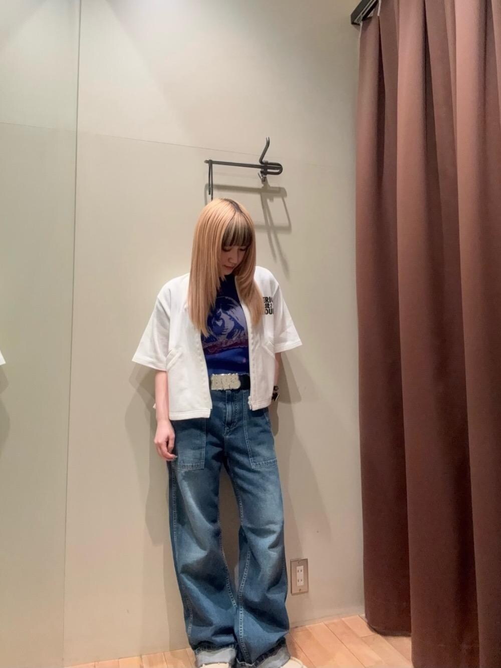 「デニム、Tシャツ、ヒステリックグラマー、HYSTERIC GLAMOUR、ニット 」｜「HYSTERIC GLAMOURのベイカーデニムパンツ（デニムパンツ、ブルー系）」を使った、ヵさん（レディース・155cm）の春コーディネートの1枚目の写真
