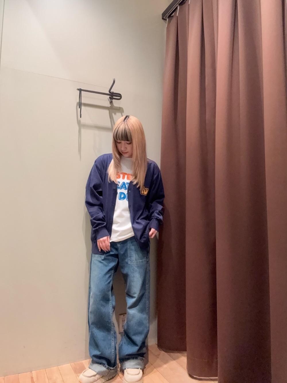 ブルー系のデニムパンツ、ブルー系のカーディガン/ボレロを着用したレディースの春コーディネートの1枚目の写真