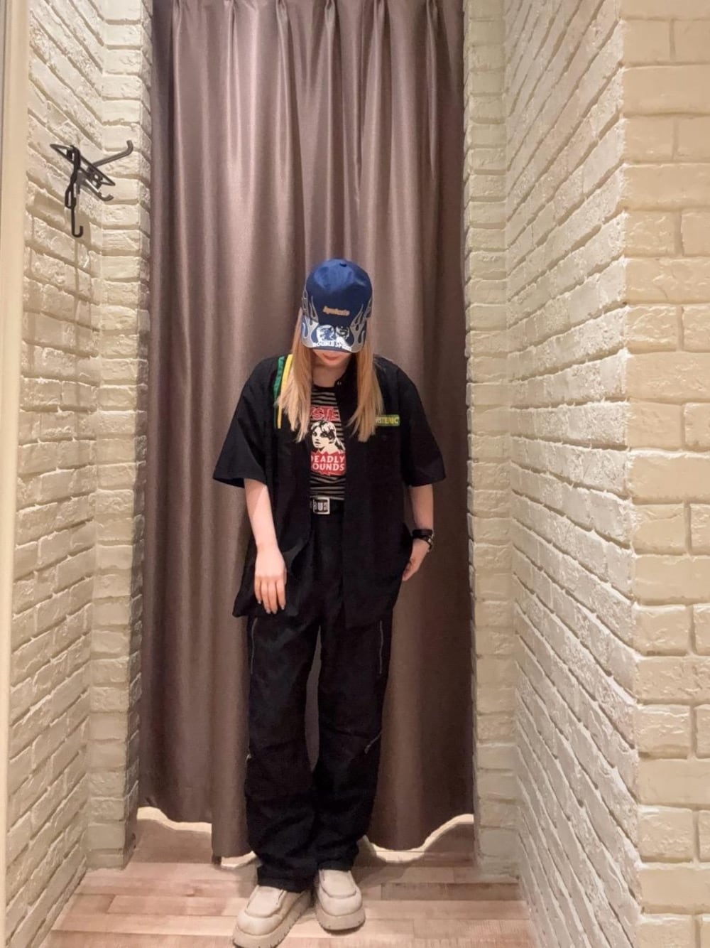 「パンツ、キャップ、タンクトップ、ヒステリックグラマー、HYSTERIC GLAMOUR、シャツ 」｜「HYSTERIC GLAMOURのロゴプリントレザーベルト（ベルト、ブラック系）」を使った、ヵさん（レディース・155cm）の春コーディネートの1枚目の写真