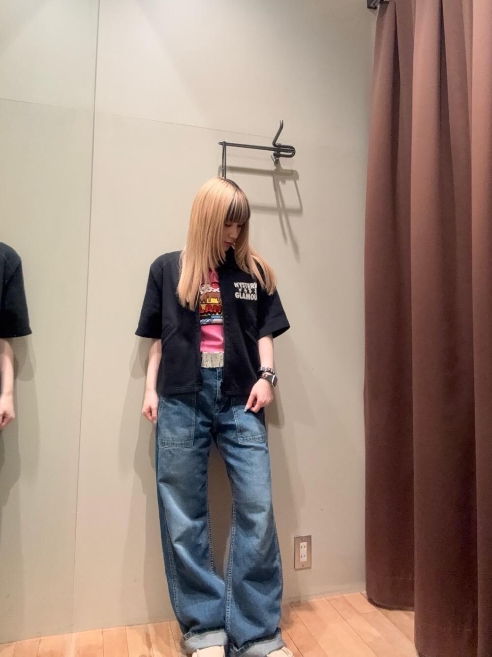 「Tシャツ、春コーデ、ジャケット 、デニム 」｜「HYSTERIC GLAMOURのベイカーデニムパンツ（デニムパンツ、ブルー系）」を使った、ヵさん（レディース・155cm）の春コーディネートの1枚目の写真