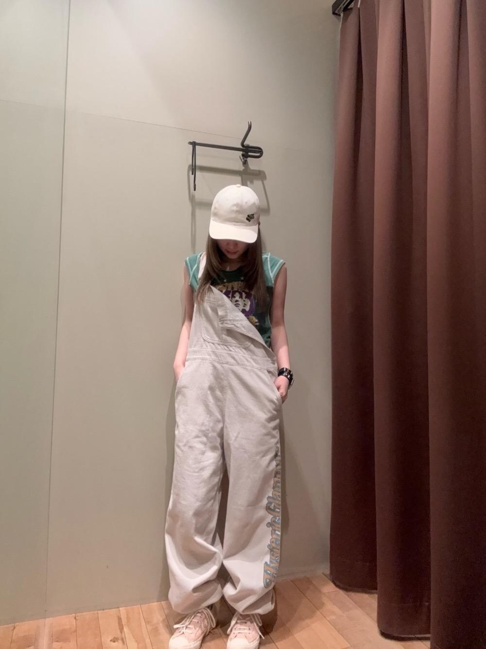 「Tシャツ、ヒステリックグラマー、HYSTERIC GLAMOUR、デニム 」｜「HYSTERIC GLAMOURのHG LEAGUE Tシャツ（Tシャツ/カットソー、グリーン系）」を使った、ヵさん（レディース・155cm）の春コーディネートの1枚目の写真