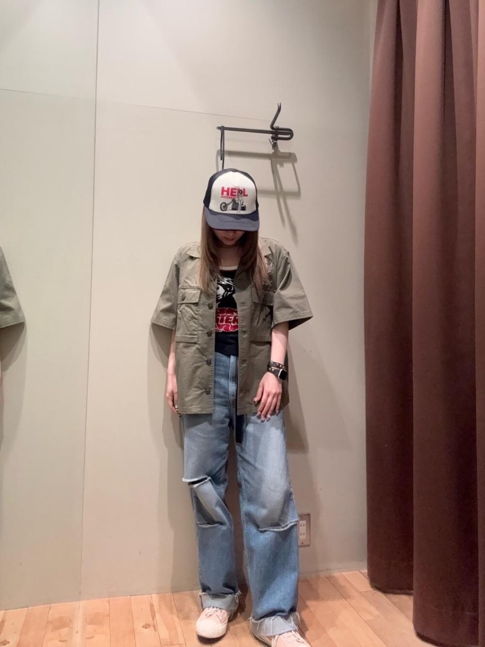 「キャップ、キャミソール、ヒステリックグラマー、HYSTERIC GLAMOUR、シャツ 、デニム 」｜「HYSTERIC GLAMOURのRESIZE加工 デニムストレートパンツ（デニムパンツ、ブルー系）」を使った、ヵさん（レディース・155cm）の春コーディネートの1枚目の写真