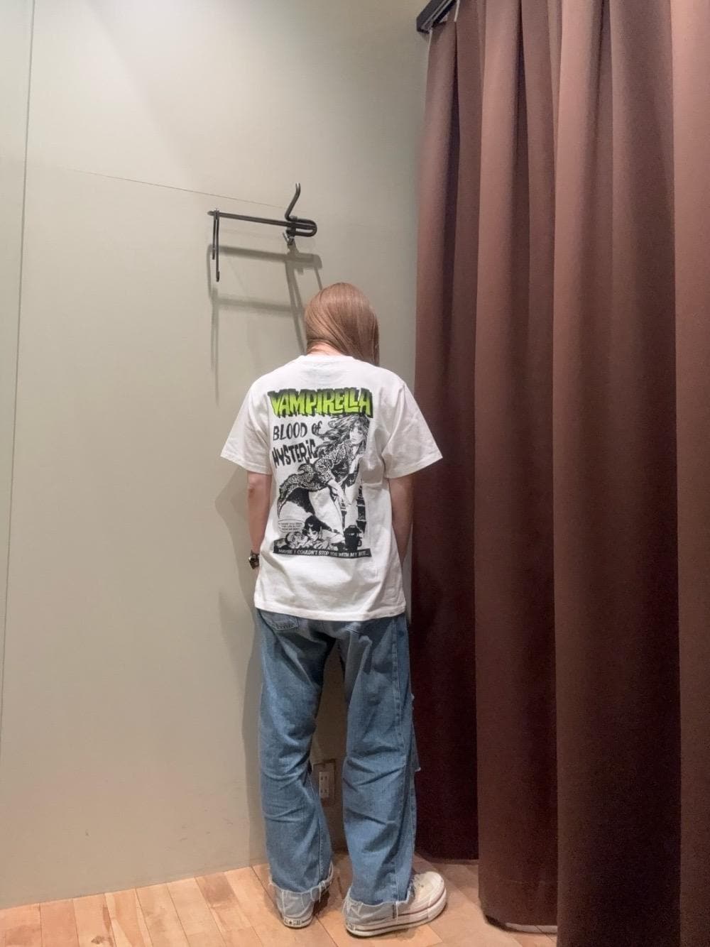「コラボ、Tシャツ、バックプリント、ヒステリックグラマー、HYSTERIC GLAMOUR、デニム 」｜「HYSTERIC GLAMOURのVAMPIRELLA/BLOOD OF HYSTERIC Tシャツ（Tシャツ/カットソー、ホワイト系）」を使った、ヵさん（レディース・155cm）の春コーディネートの1枚目の写真