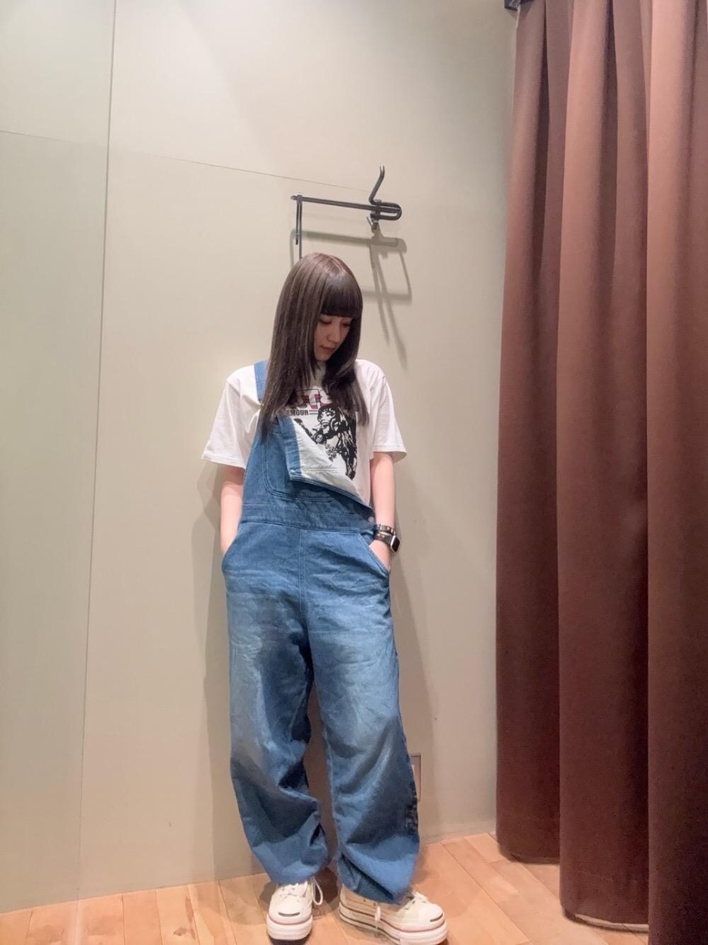 「Tシャツ、ヒステリックグラマー、HYSTERIC GLAMOUR」｜「HYSTERIC GLAMOURのHYS FLY LOGO オーバーオール（つなぎ/オールインワン、ブルー系）」を使った、ヵさん（レディース・155cm）の夏コーディネートの1枚目の写真