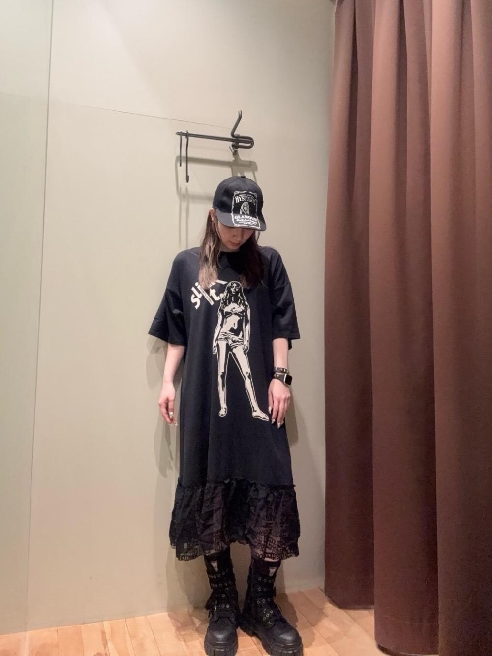 「ブーツ、キャップ、ヒステリックグラマー、HYSTERIC GLAMOUR、ワンピ―ス」｜「HYSTERIC GLAMOURのHYS WHISKY刺繍 キャップ（キャップ、ブラック系）」を使った、ヵさん（レディース・155cm）の夏コーディネートの1枚目の写真