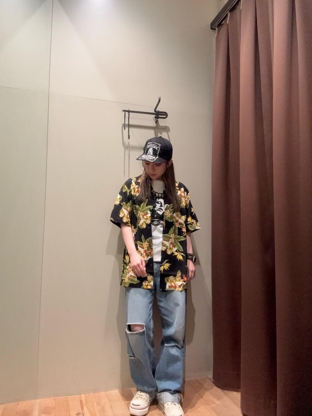 「キャップ、Tシャツ、ヒステリックグラマー、HYSTERIC GLAMOUR、シャツ 、デニム 」｜「HYSTERIC GLAMOURのENDLESS ROCK Tシャツ（Tシャツ/カットソー、ホワイト系）」を使った、ヵさん（レディース・155cm）の夏コーディネートの1枚目の写真