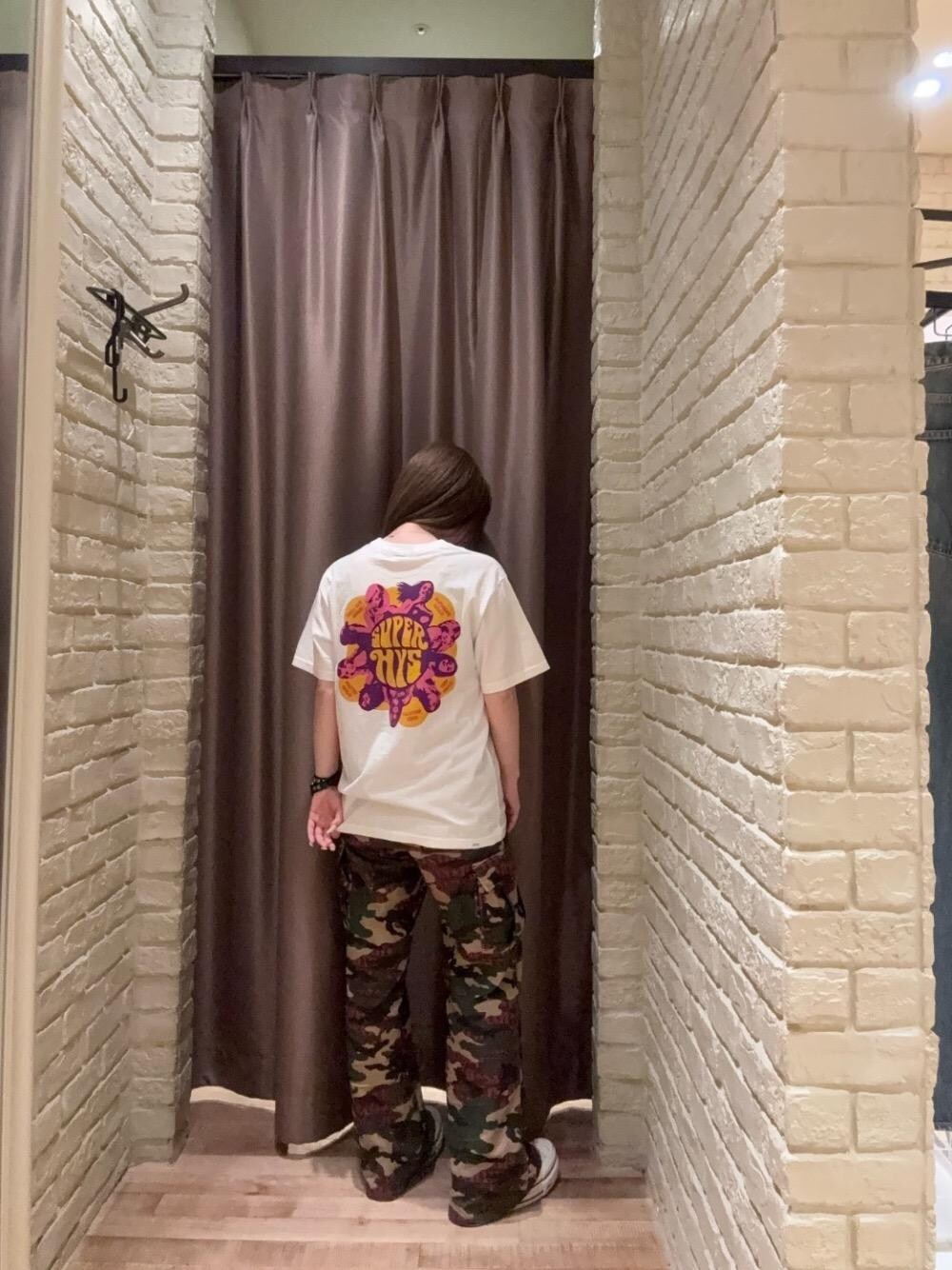 「Tシャツ、バックプリント、ヒステリックグラマー、HYSTERIC GLAMOUR」｜「HYSTERIC GLAMOURのHYSTERIC CIRCLE Tシャツ（Tシャツ/カットソー、ホワイト系）」を使った、ヵさん（レディース・155cm）の夏コーディネートの1枚目の写真