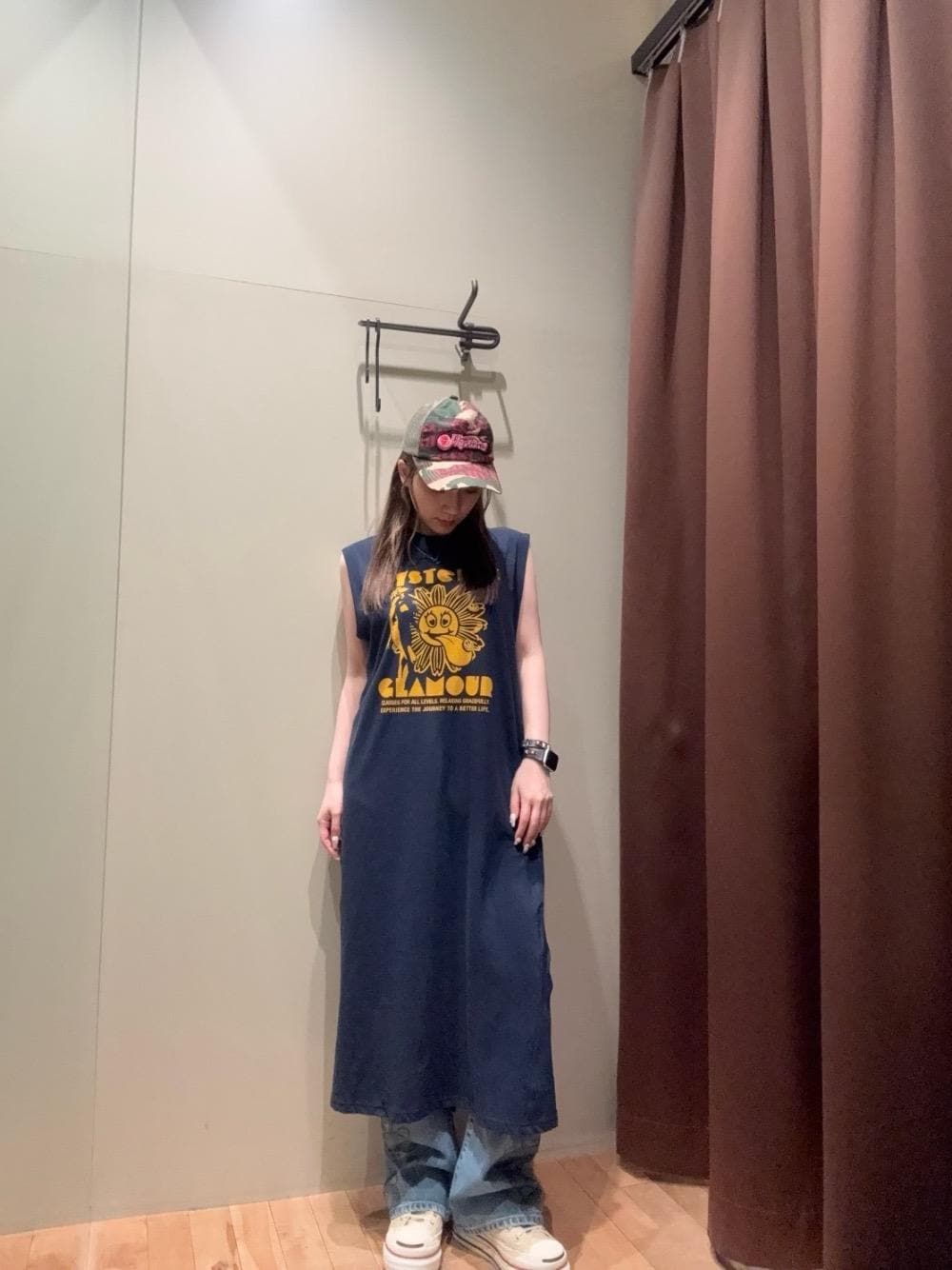「キャップ、ヒステリックグラマー、HYSTERIC GLAMOUR、ワンピ―ス、デニム 」｜「HYSTERIC GLAMOURのSNAKE LOOP柄デニムフレアパンツ（デニムパンツ、ブルー系）」を使った、ヵさん（レディース・155cm）の夏コーディネートの1枚目の写真