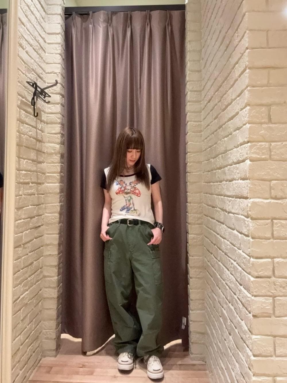 「ミリタリー、Tシャツ、カーゴパンツ、ヒステリックグラマー、HYSTERIC GLAMOUR」｜「HYSTERIC GLAMOURのEMA/LAZY MUSHROOM チビTシャツ（Tシャツ/カットソー、ホワイト系）」を使った、ヵさん（レディース・155cm）の夏コーディネートの1枚目の写真