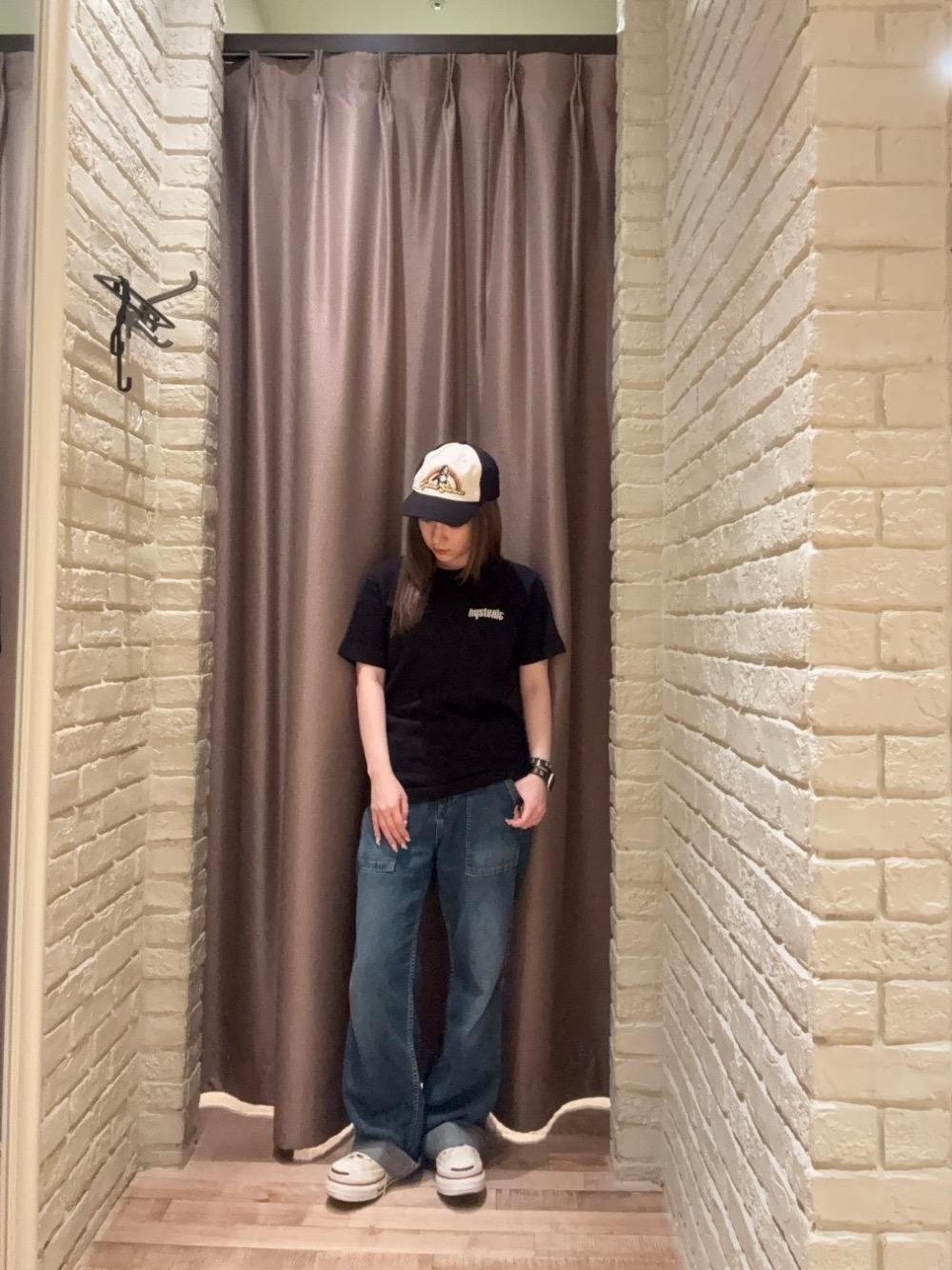 「キャップ、Tシャツ、バックプリント、ヒステリックグラマー、HYSTERIC GLAMOUR、デニム 」｜「HYSTERIC GLAMOURのI’M WITH THE BAND Tシャツ（Tシャツ/カットソー、ブラック系）」を使った、ヵさん（レディース・155cm）の夏コーディネートの1枚目の写真
