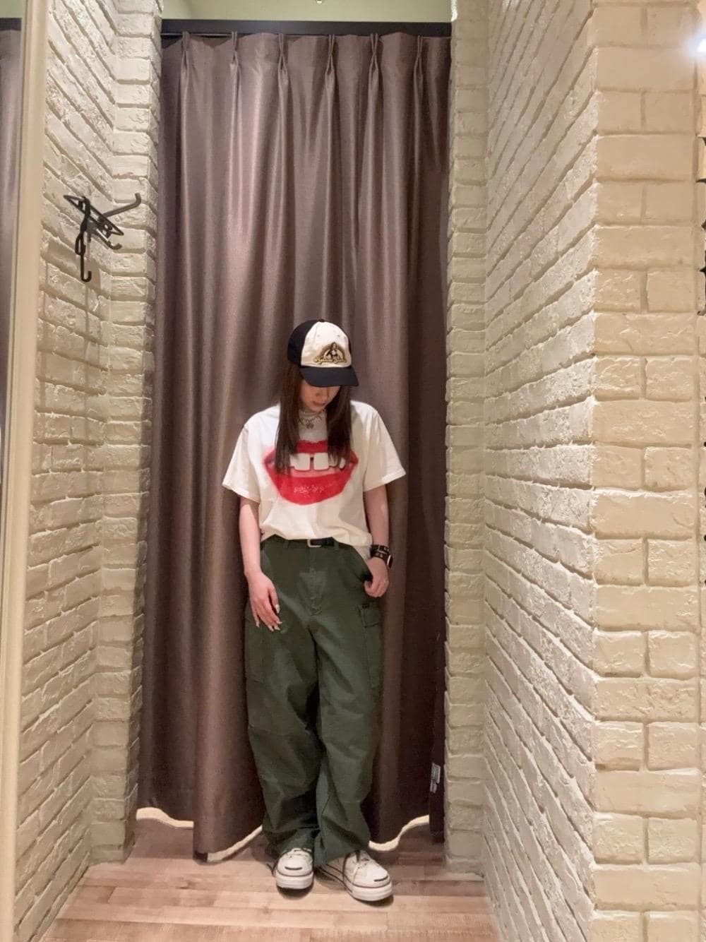 「キャップ、コラボ、Tシャツ、バックプリント、HYSTERIC GLAMOUR、デニム 」｜「HYSTERIC GLAMOURのHG RAINBOW刺繍 キャップ（キャップ、ブラック系）」を使った、ヵさん（レディース・155cm）の夏コーディネートの1枚目の写真