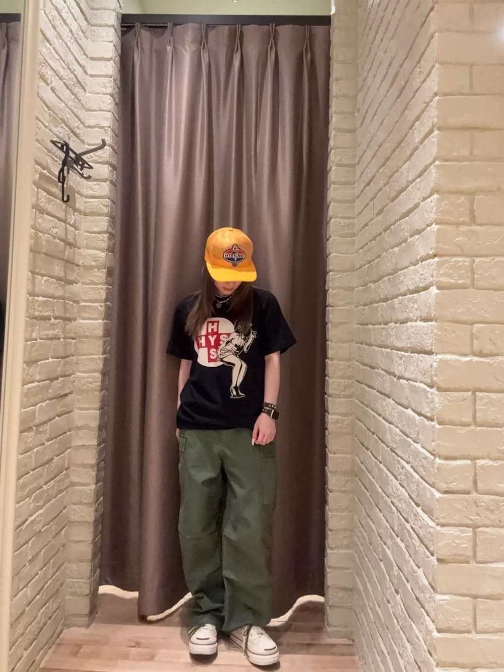 「キャップ、Tシャツ、ヒステリックグラマー、HYSTERIC GLAMOUR、デニム 」｜「HYSTERIC GLAMOURのHYSTERIC NURSE Tシャツ（Tシャツ/カットソー、ブラック系）」を使った、ヵさん（レディース・155cm）の夏コーディネートの1枚目の写真
