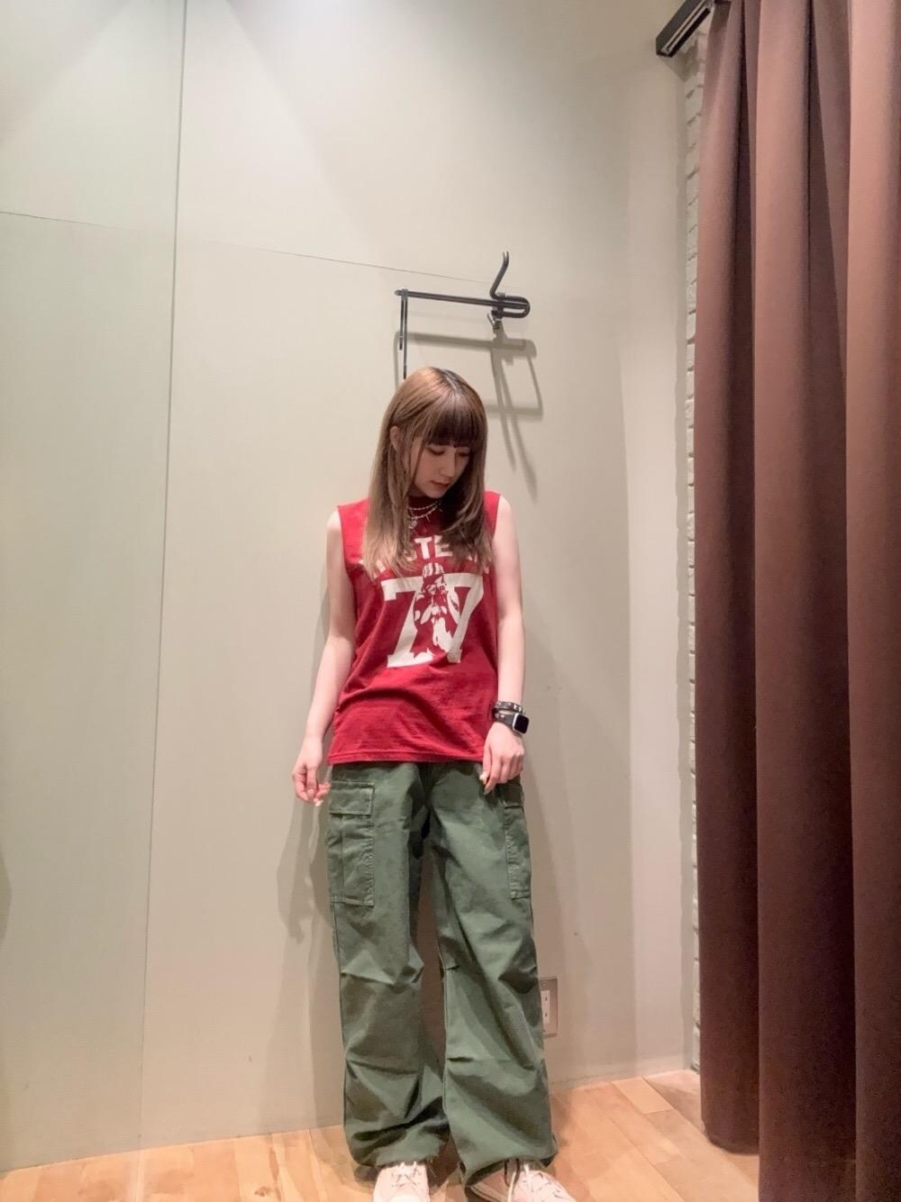 「ミリタリー、カーゴパンツ、ノースリーブ、ヒステリックグラマー、HYSTERIC GLAMOUR」｜「HYSTERIC GLAMOURのHYSTERIC 77 ノースリーブ（タンクトップ、レッド系）」を使った、ヵさん（レディース・155cm）の夏コーディネートの1枚目の写真