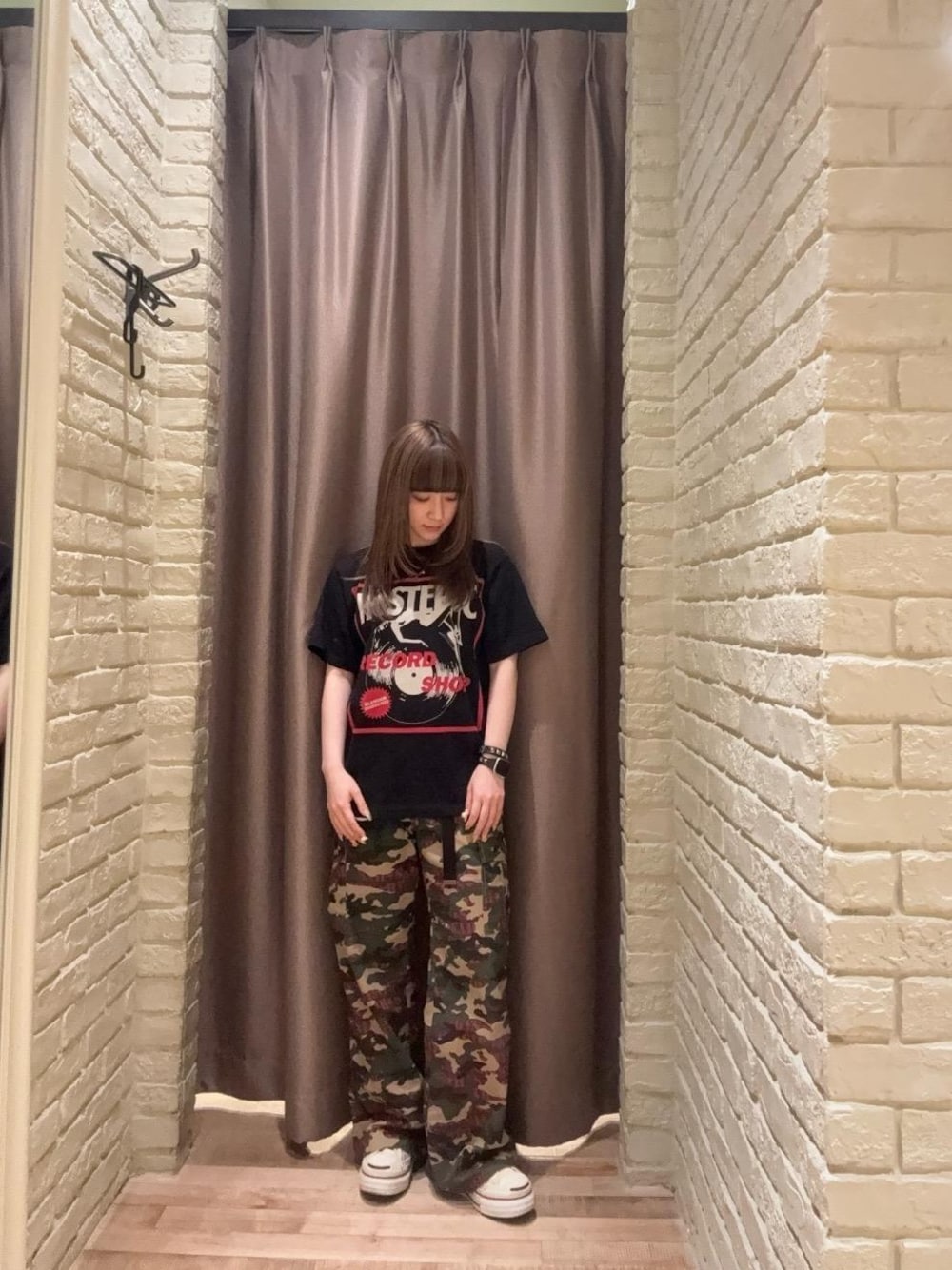 「パンツ、Tシャツ、ヒステリックグラマー、HYSTERIC GLAMOUR」｜「HYSTERIC GLAMOURのRECORD SHOP Tシャツ（Tシャツ/カットソー、ブラック系）」を使った、ヵさん（レディース・155cm）の夏コーディネートの1枚目の写真